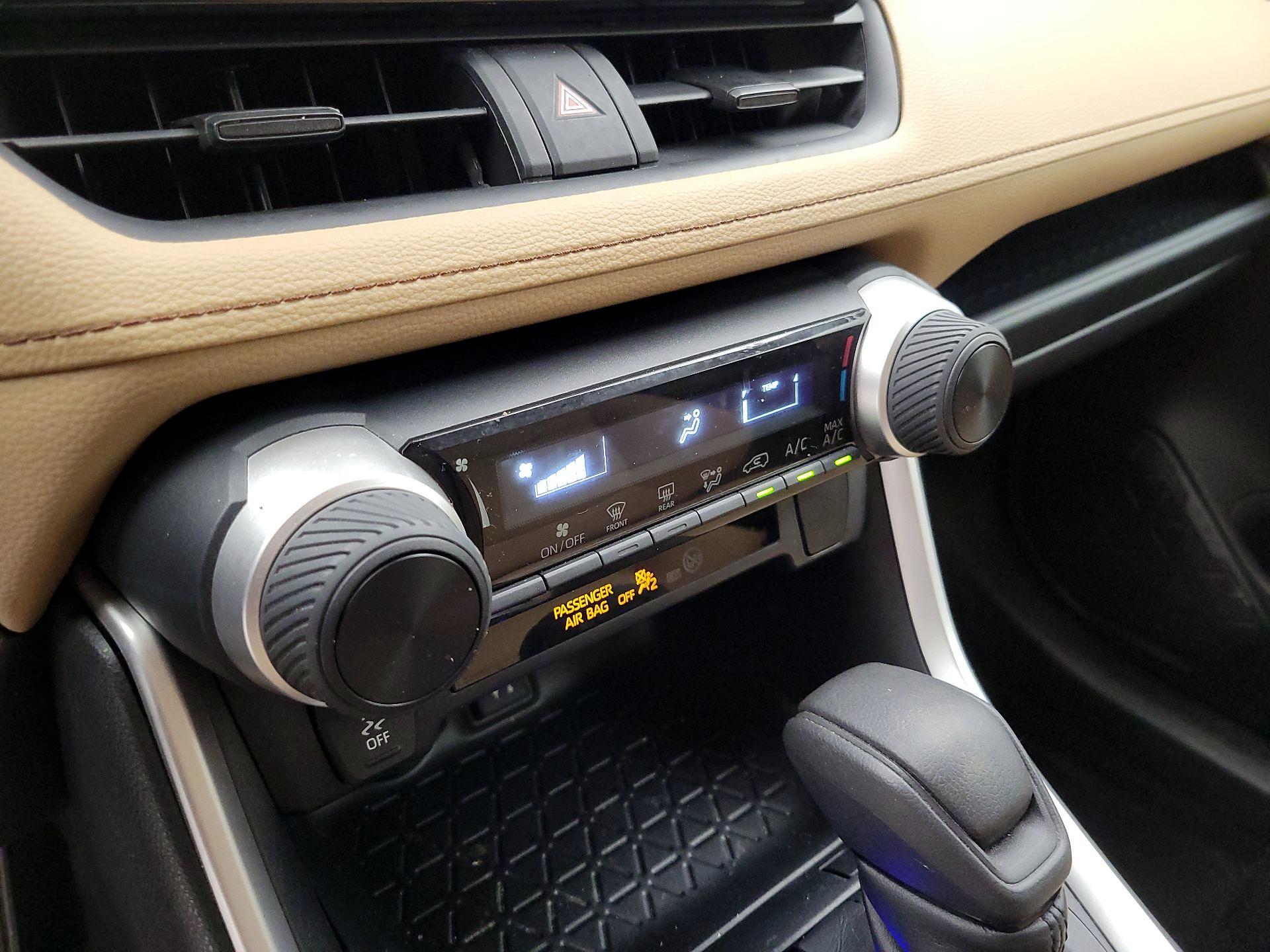 Thumbnail: 2019 Toyota RAV4 - 14