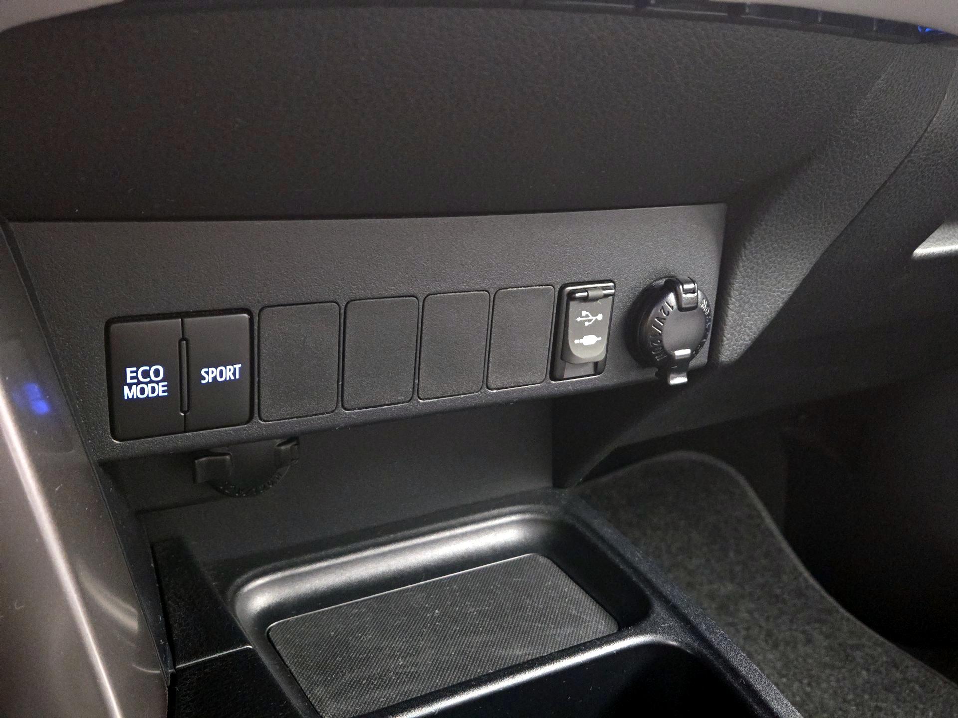 Thumbnail: 2017 Toyota RAV4 - 18