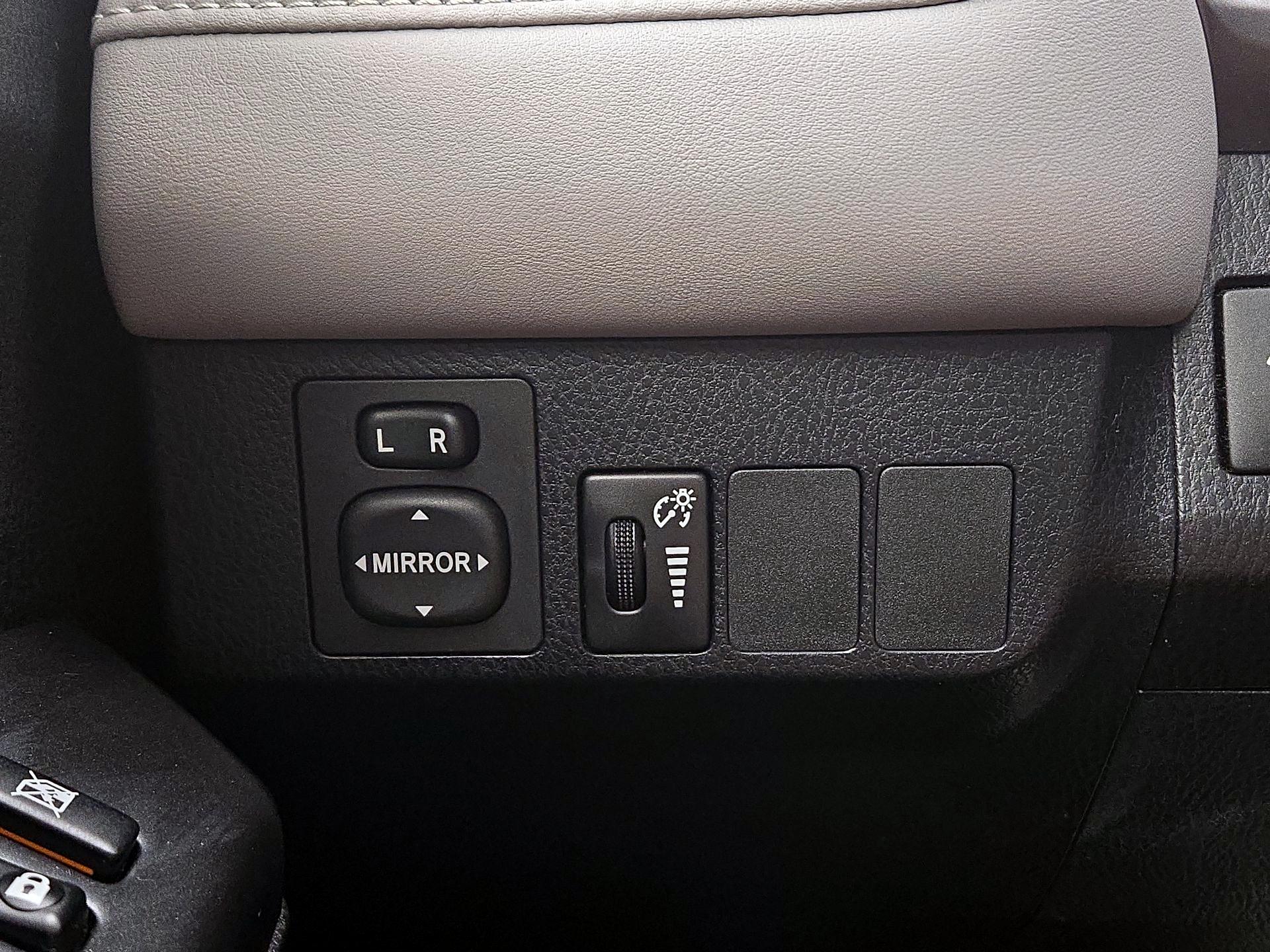 Thumbnail: 2016 Toyota RAV4 - 13