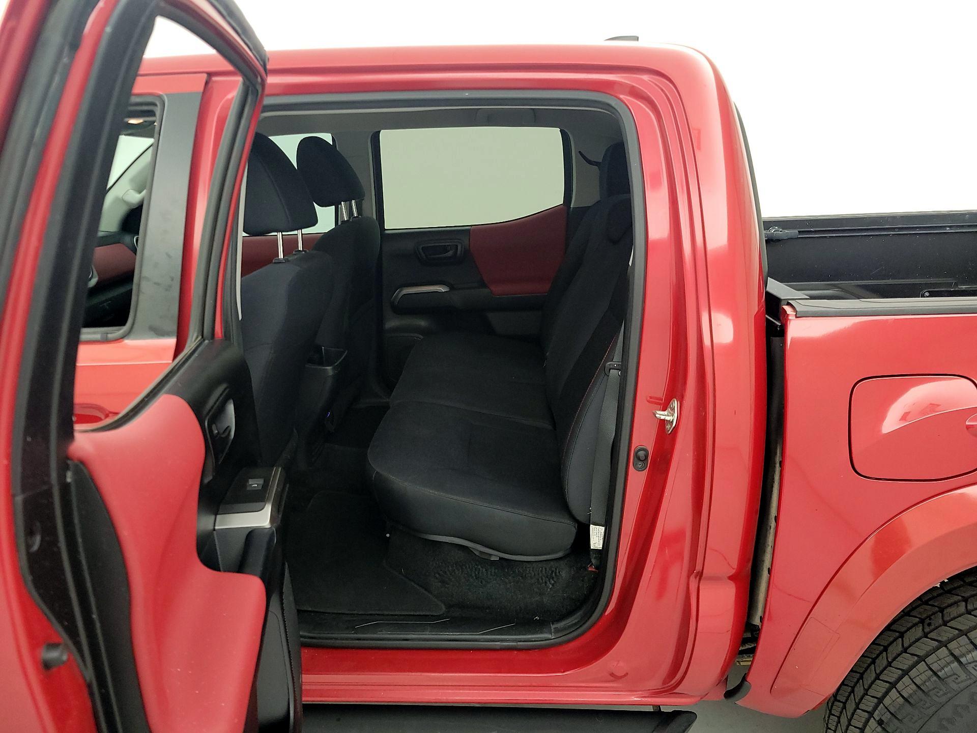 Thumbnail: 2018 Toyota Tacoma - 19