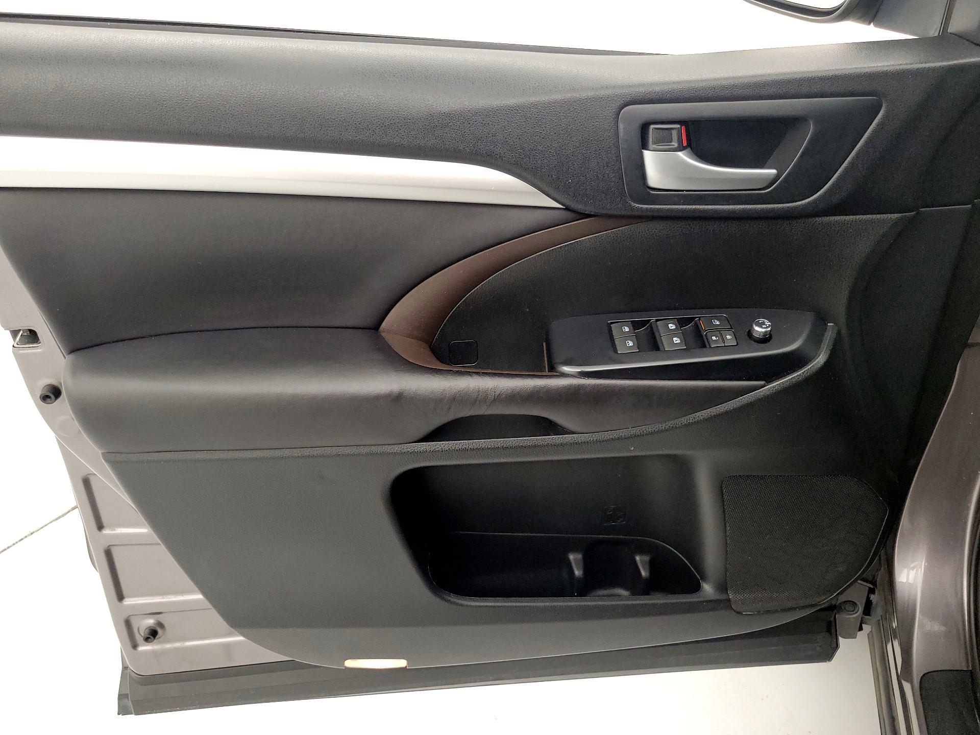 Thumbnail: 2016 Toyota Highlander - 12