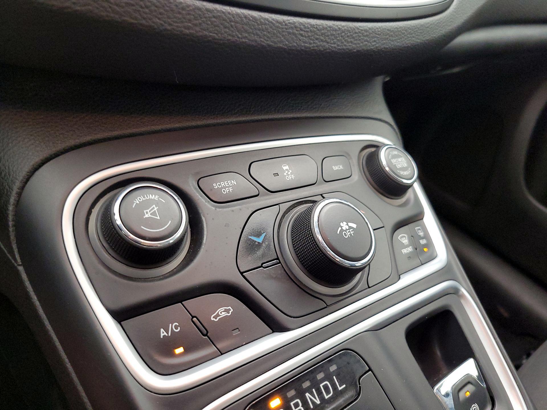 Thumbnail: 2015 Chrysler 200 - 16