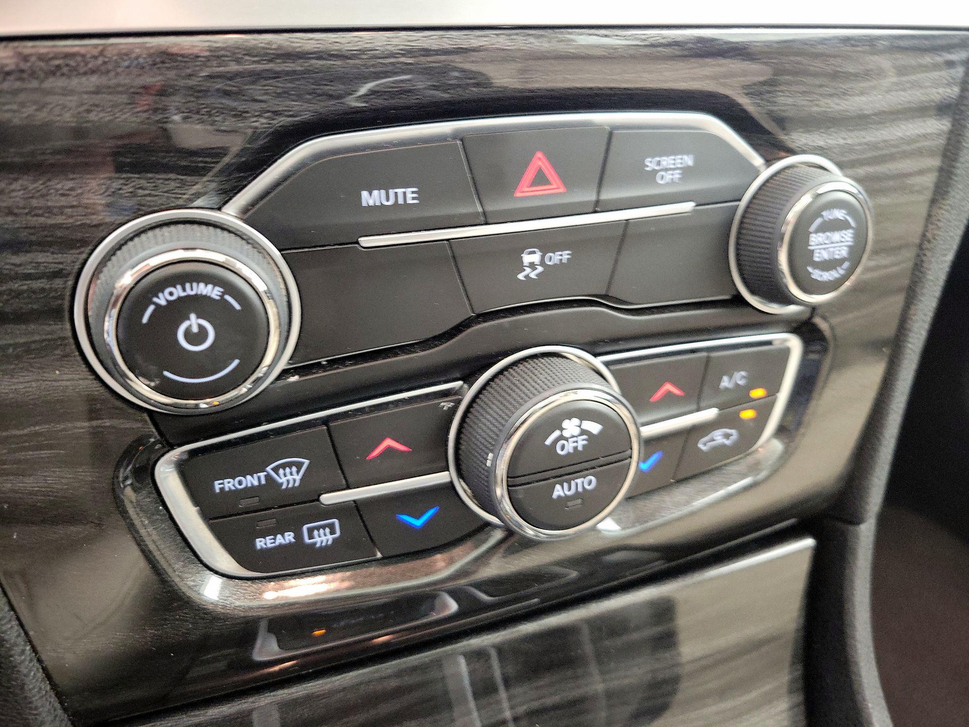 Thumbnail: 2018 Chrysler 300 - 17