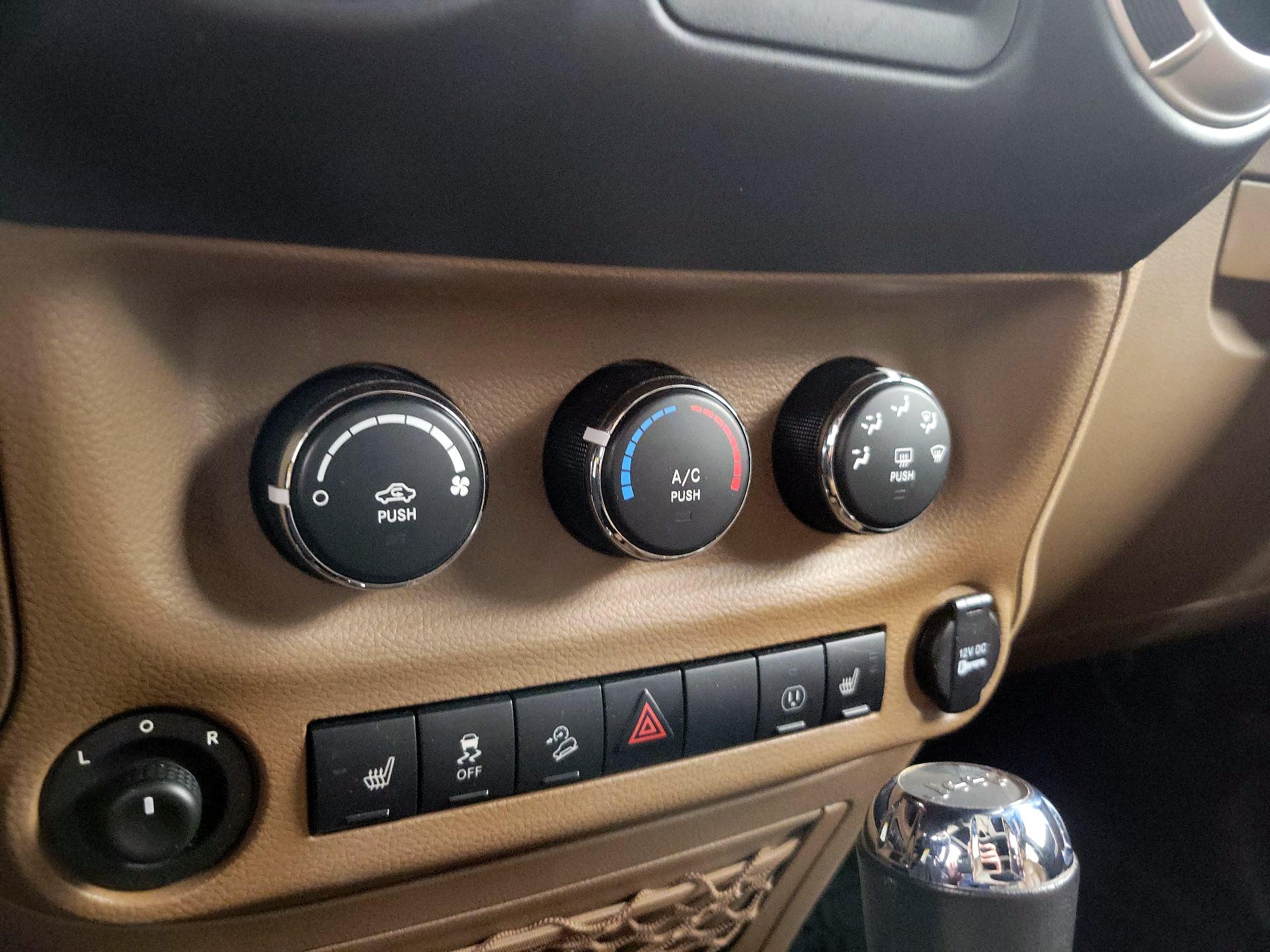 Thumbnail: 2015 Jeep Wrangler - 14