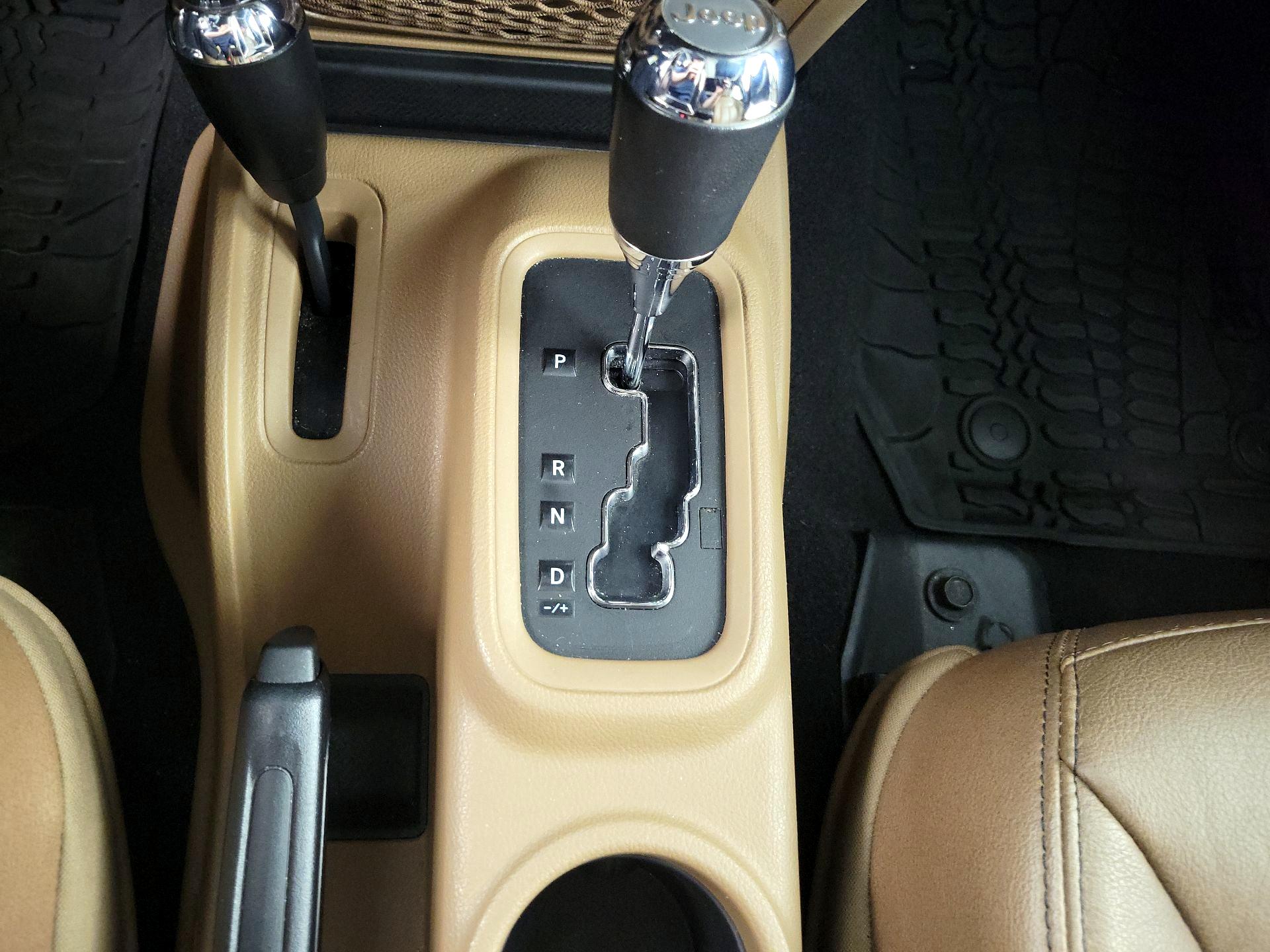 Thumbnail: 2015 Jeep Wrangler - 15