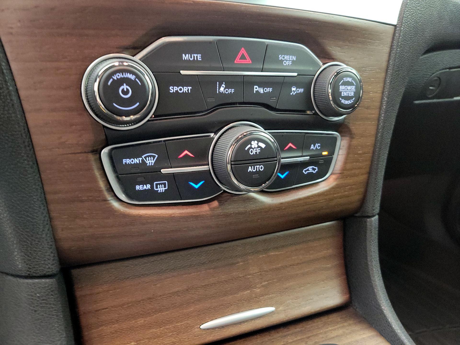 Thumbnail: 2018 Chrysler 300 - 17
