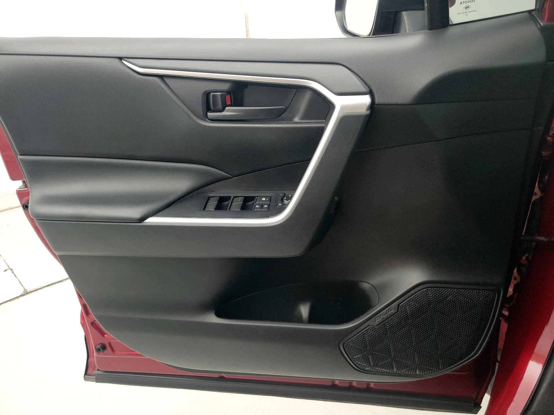 Thumbnail: 2022 Toyota RAV4 - 12