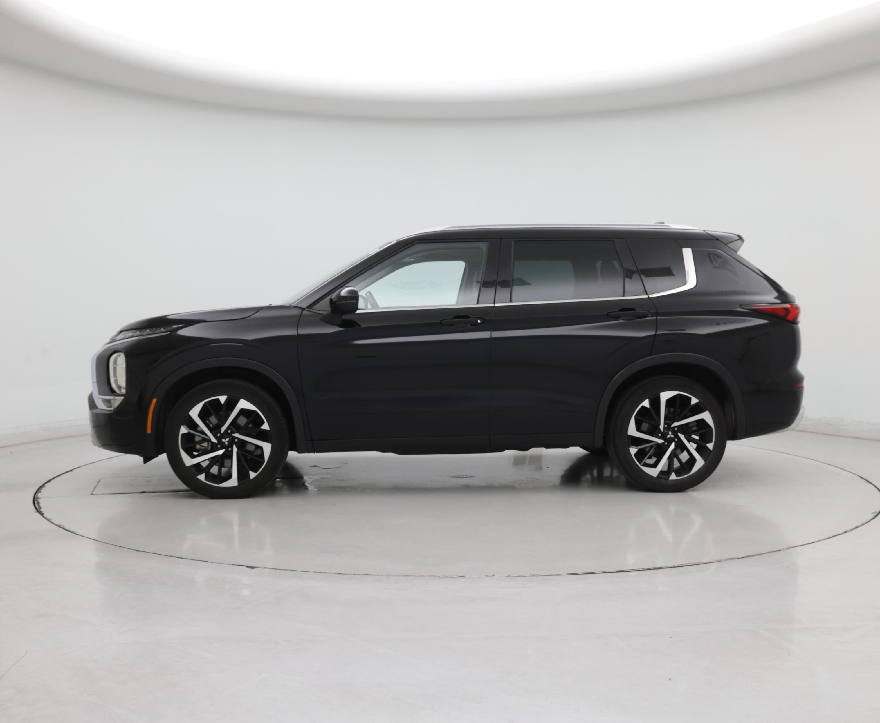 Thumbnail: 2023 Mitsubishi Outlander - 3