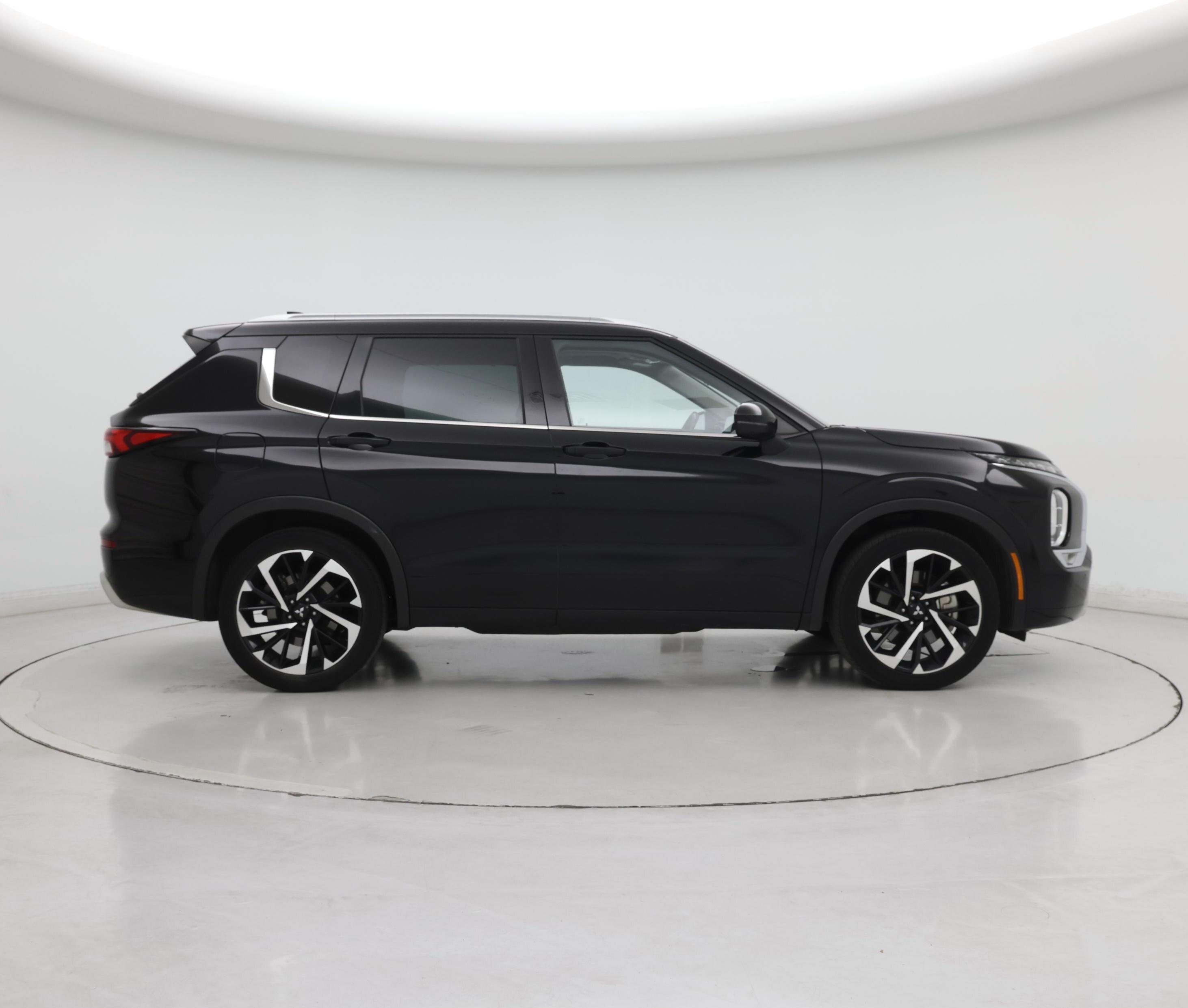 Thumbnail: 2023 Mitsubishi Outlander - 7