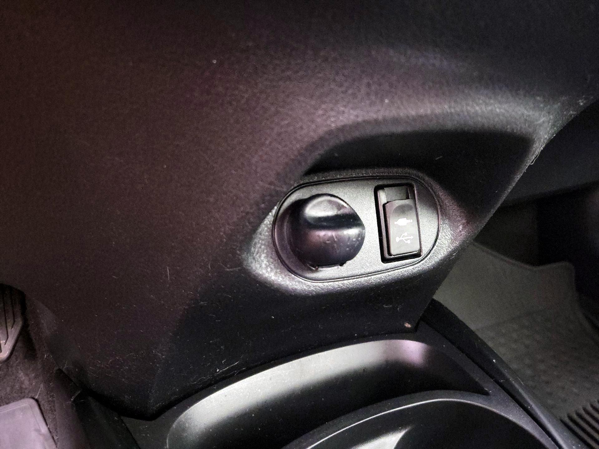 Thumbnail: 2015 Toyota Yaris - 18