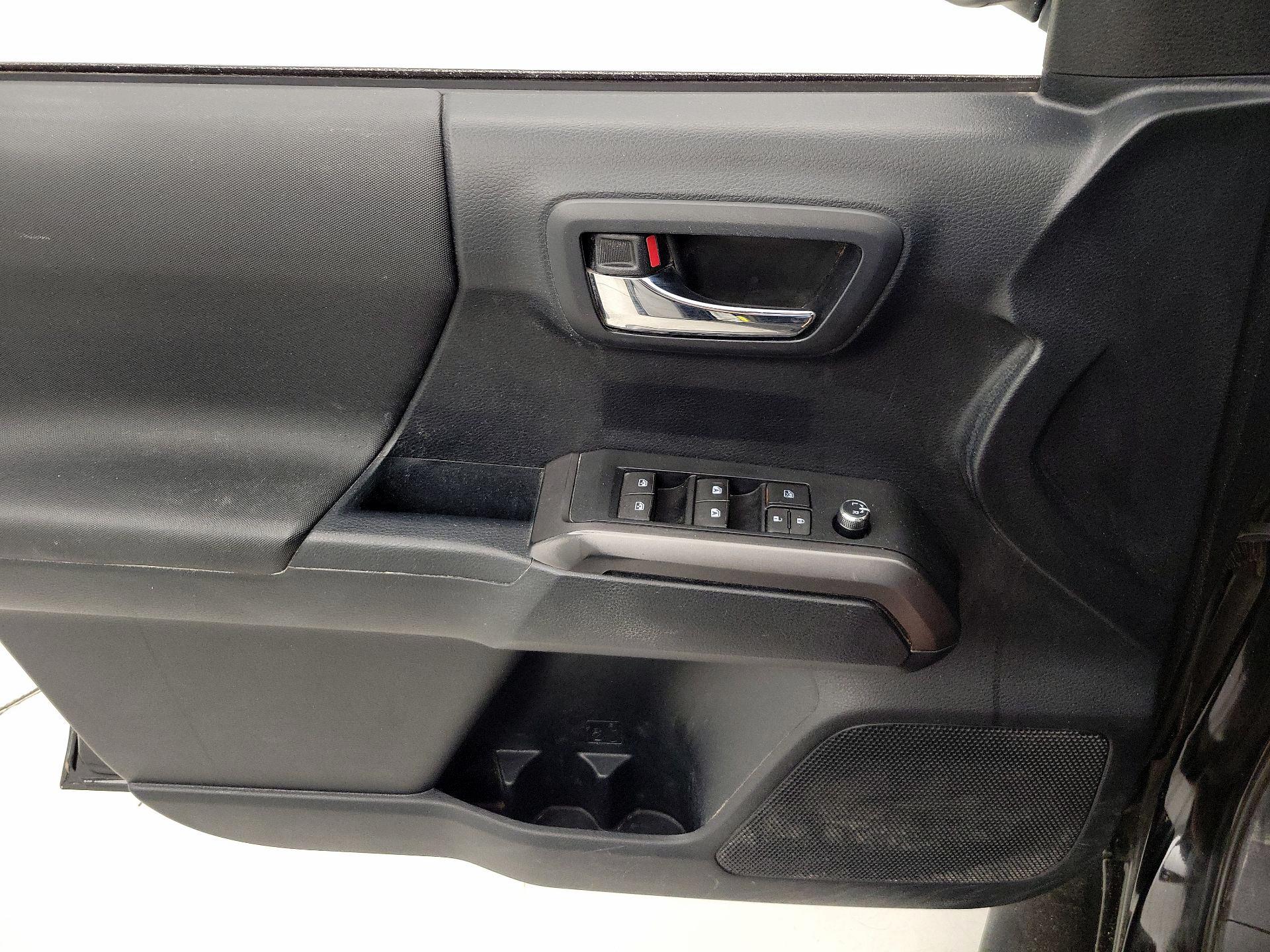 Thumbnail: 2016 Toyota Tacoma - 12