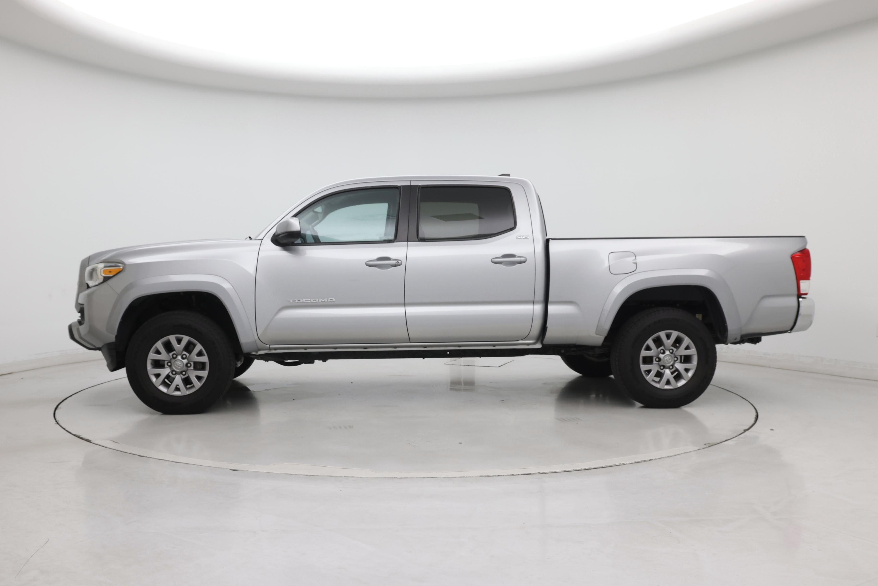 Thumbnail: 2017 Toyota Tacoma - 3