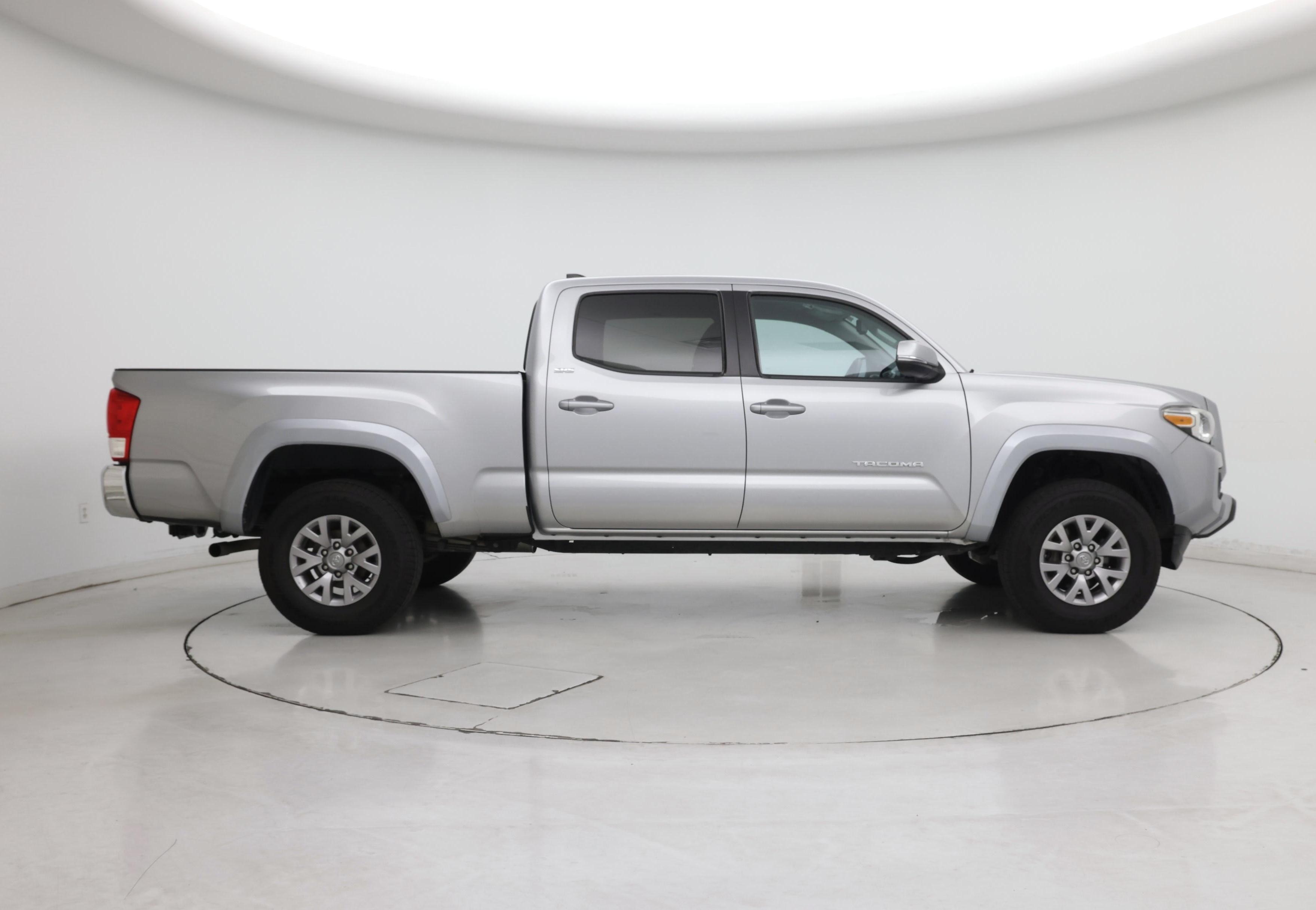 Thumbnail: 2017 Toyota Tacoma - 7