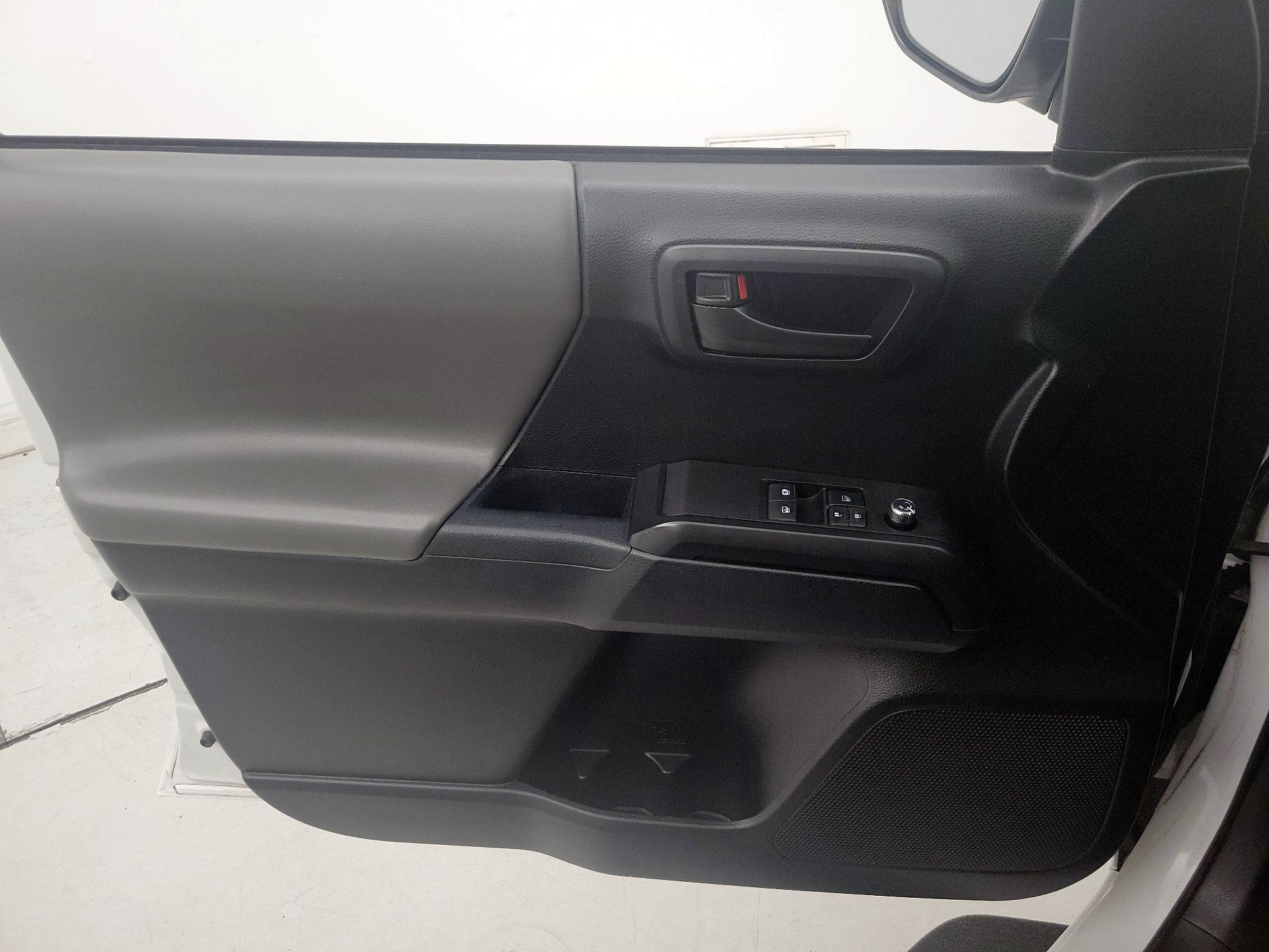 Thumbnail: 2016 Toyota Tacoma - 12