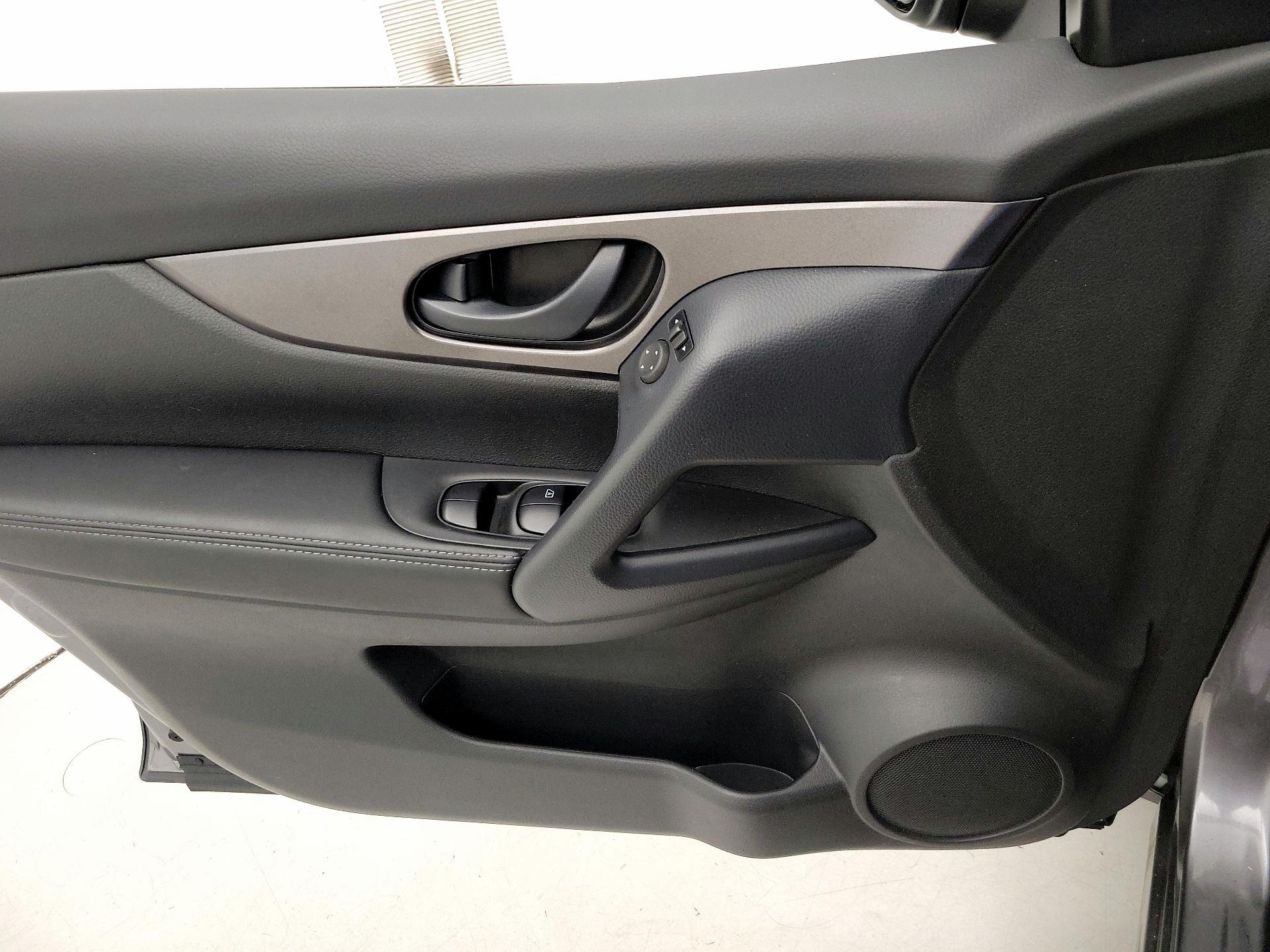 Thumbnail: 2020 Nissan Rogue Sport - 12