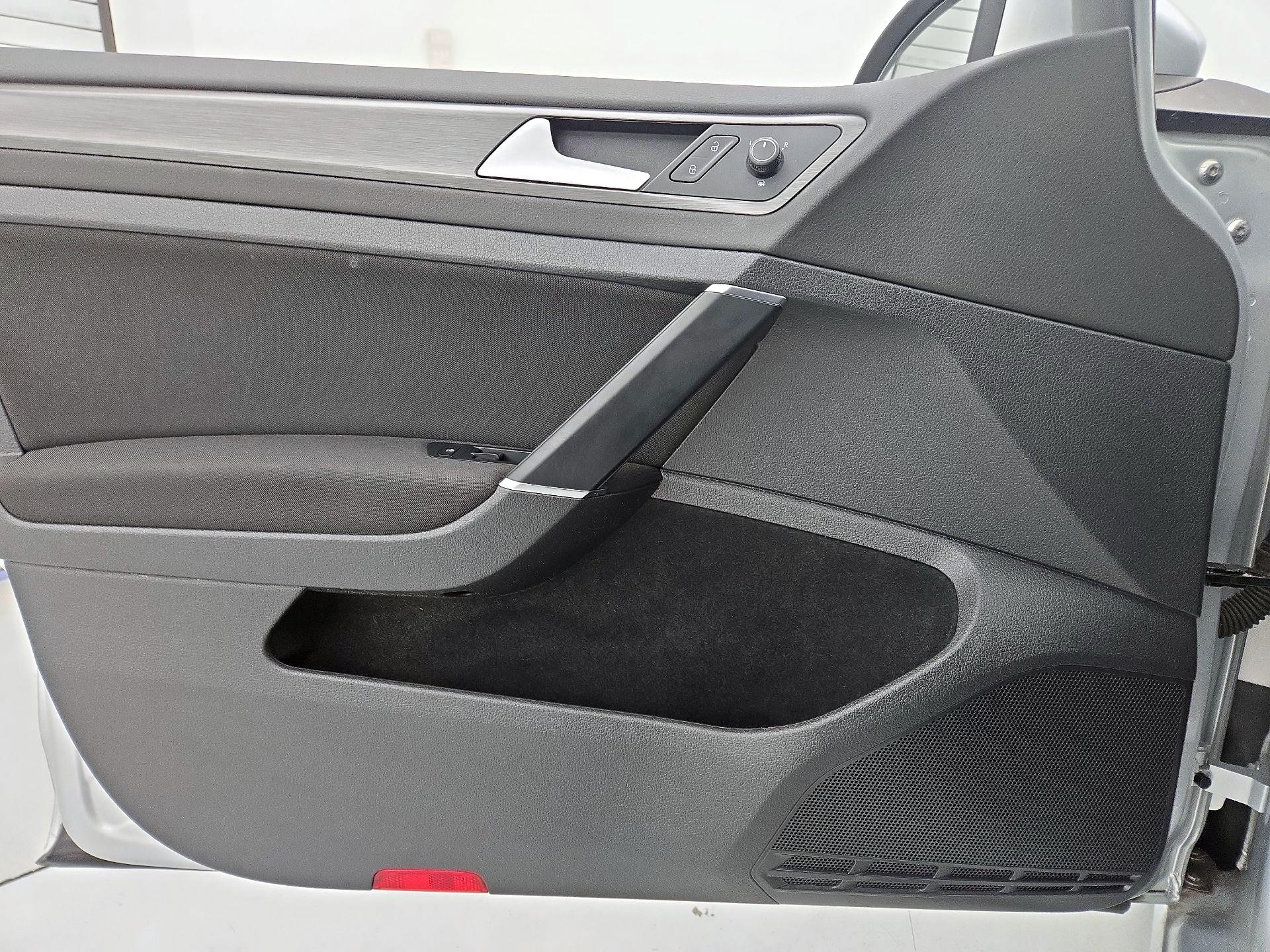 Thumbnail: 2019 Volkswagen e-Golf - 12