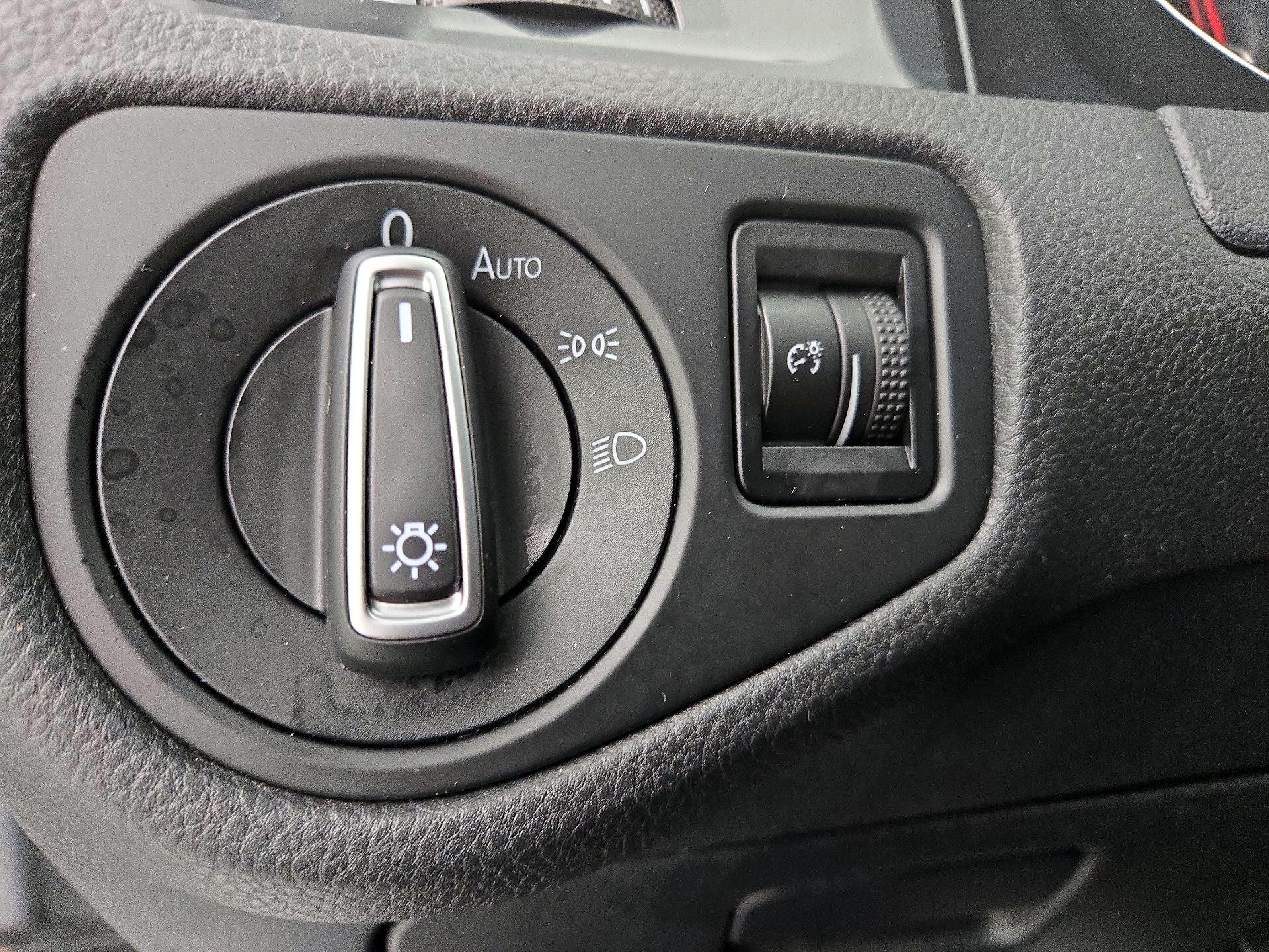 Thumbnail: 2019 Volkswagen e-Golf - 13