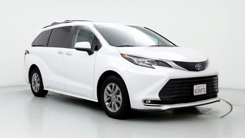 2022 Toyota Sienna XLE Hero Image