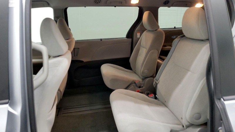 2016 Toyota Sienna LE 19