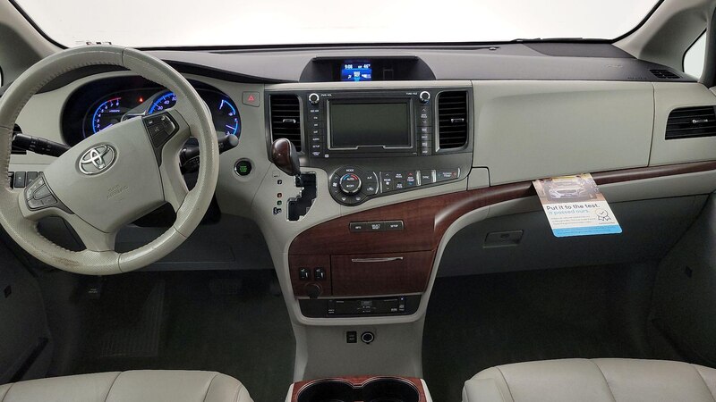 2014 Toyota Sienna XLE 9