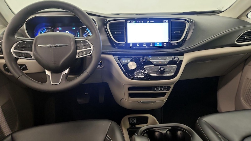 2023 Chrysler Pacifica Hybrid Touring L 9