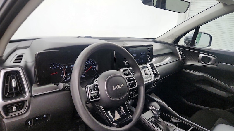 2022 Kia Sorento LX 8