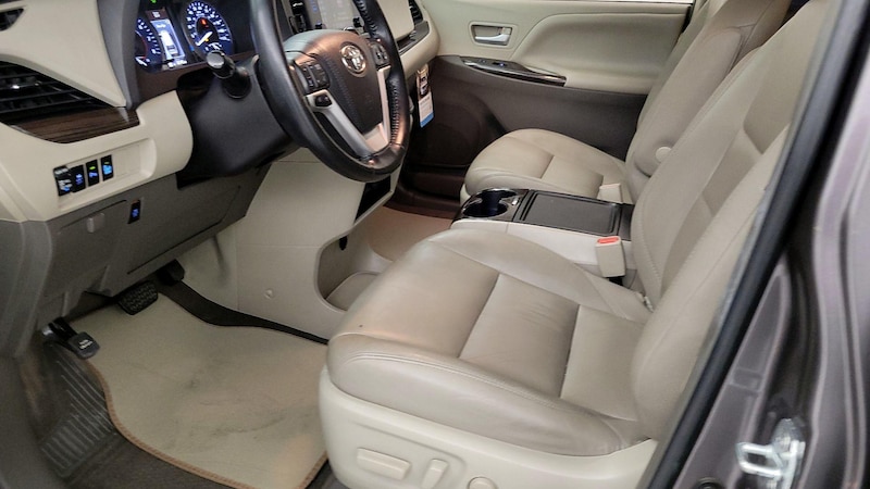 2015 Toyota Sienna XLE 11