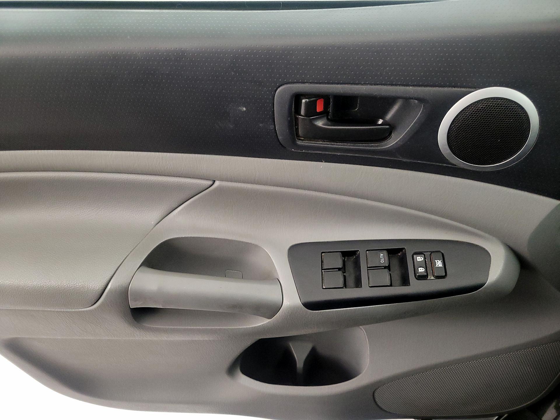 Thumbnail: 2013 Toyota Tacoma - 12