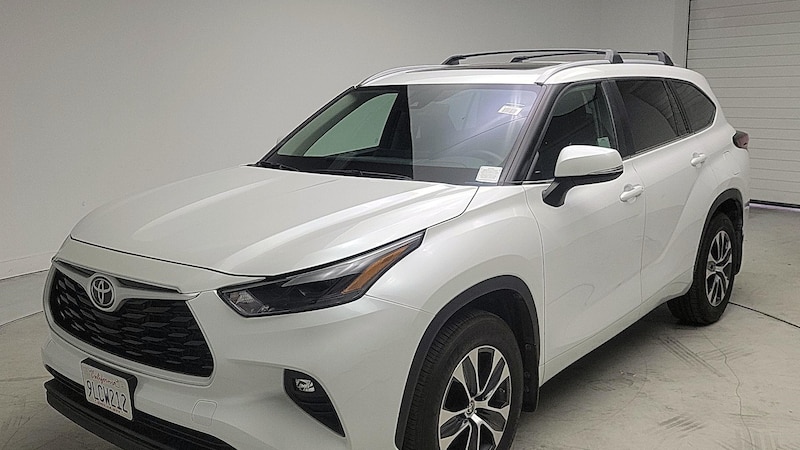 2024 Toyota Highlander XLE Hero Image