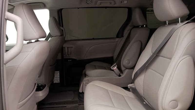 2017 Toyota Sienna XLE 21