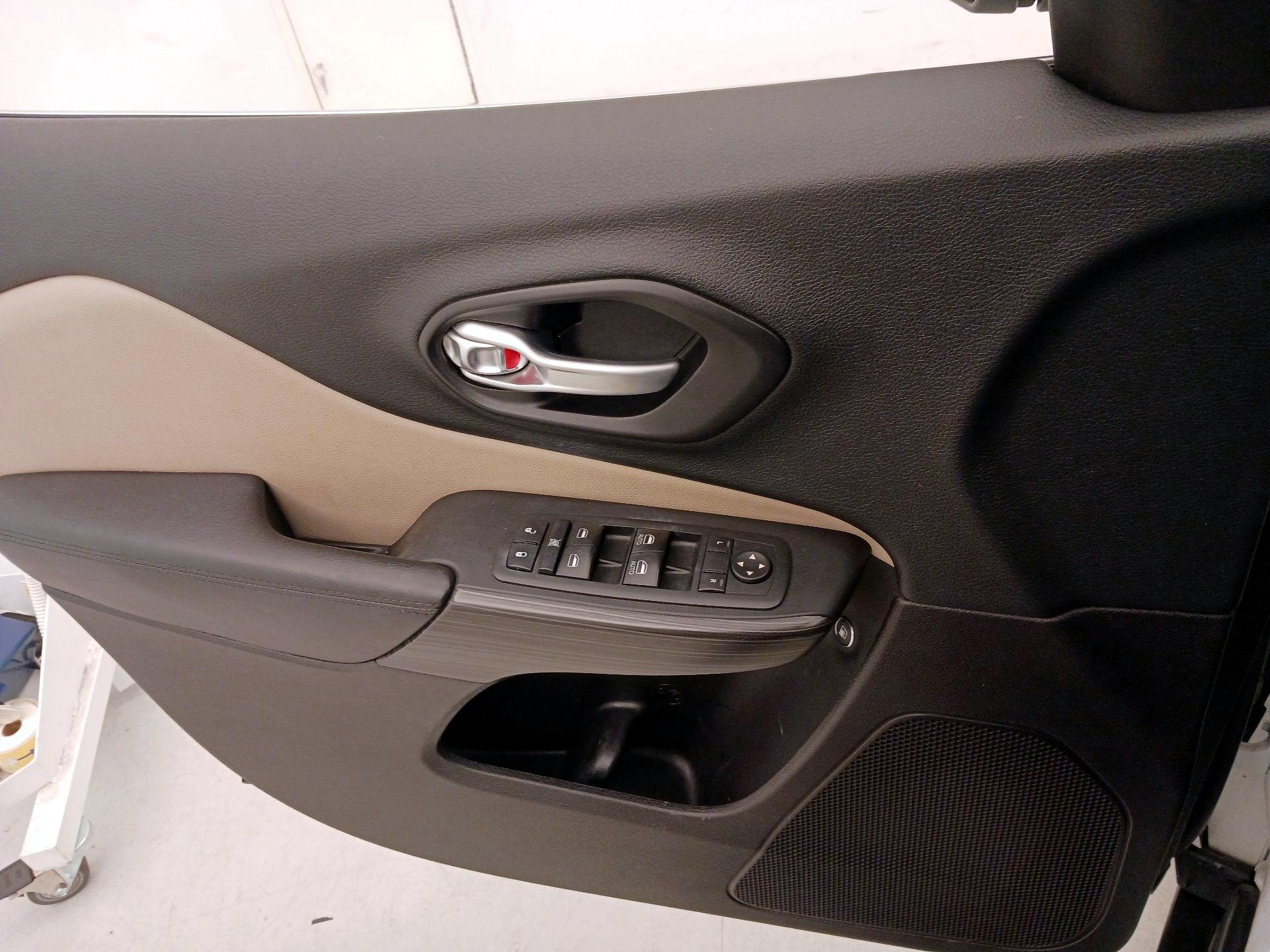 Thumbnail: 2015 Jeep Cherokee - 12