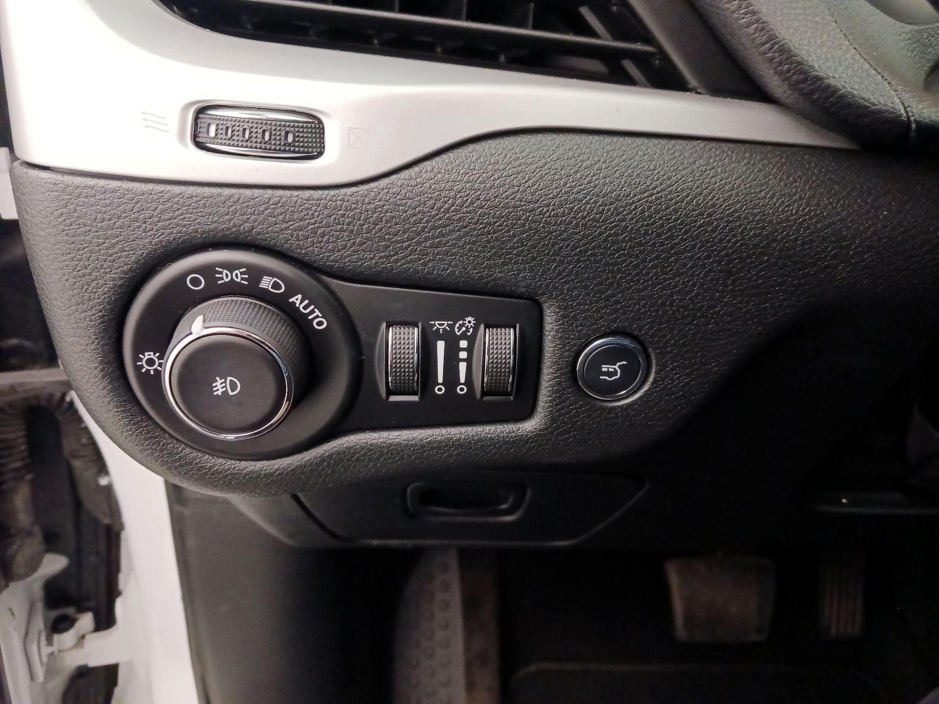 Thumbnail: 2015 Jeep Cherokee - 13