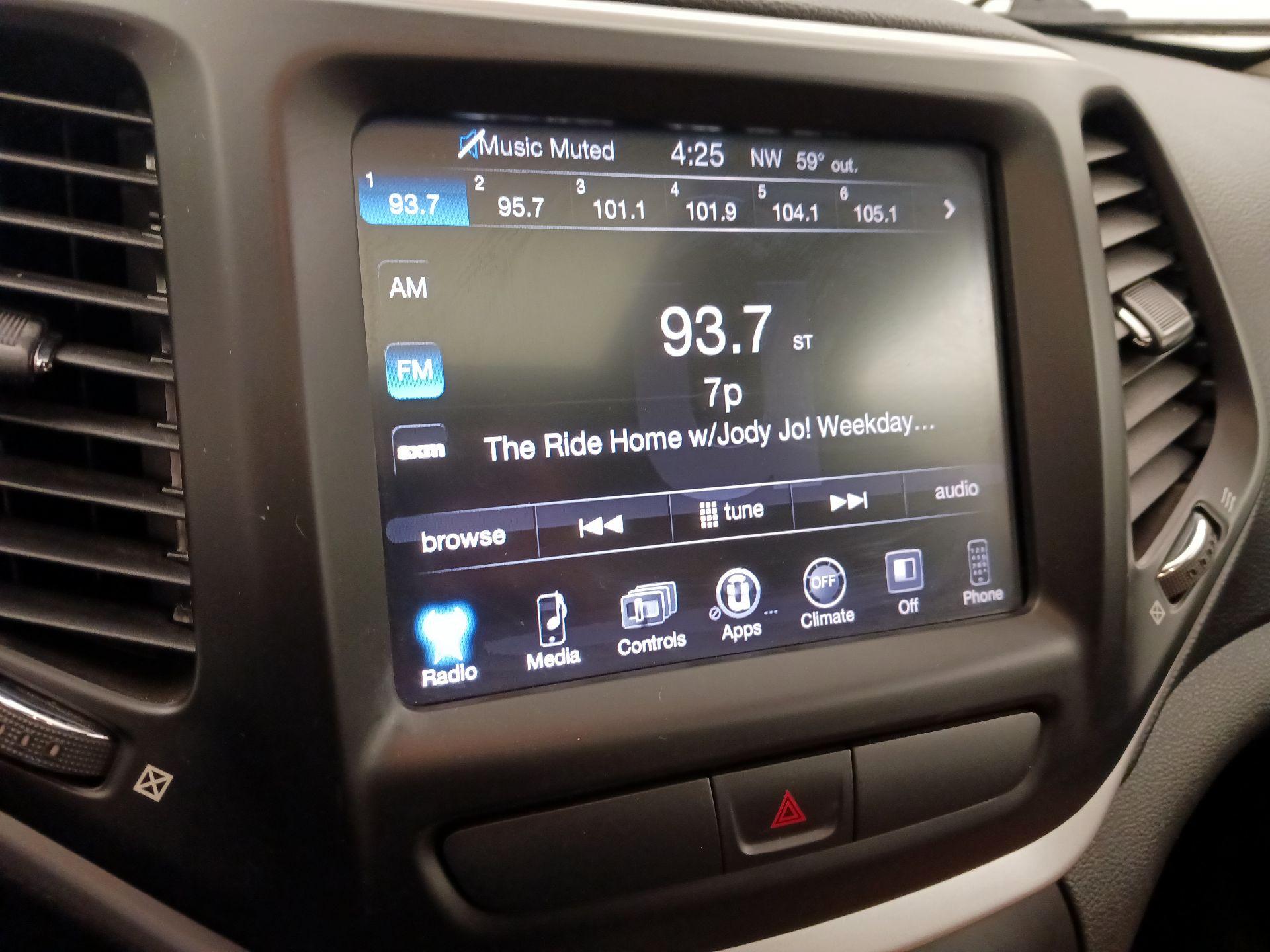 Thumbnail: 2015 Jeep Cherokee - 15