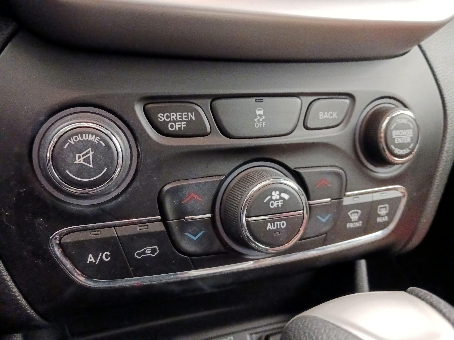 Thumbnail: 2015 Jeep Cherokee - 16