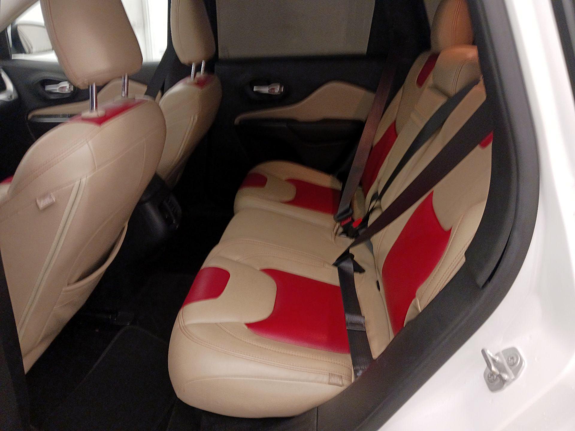 Thumbnail: 2015 Jeep Cherokee - 20