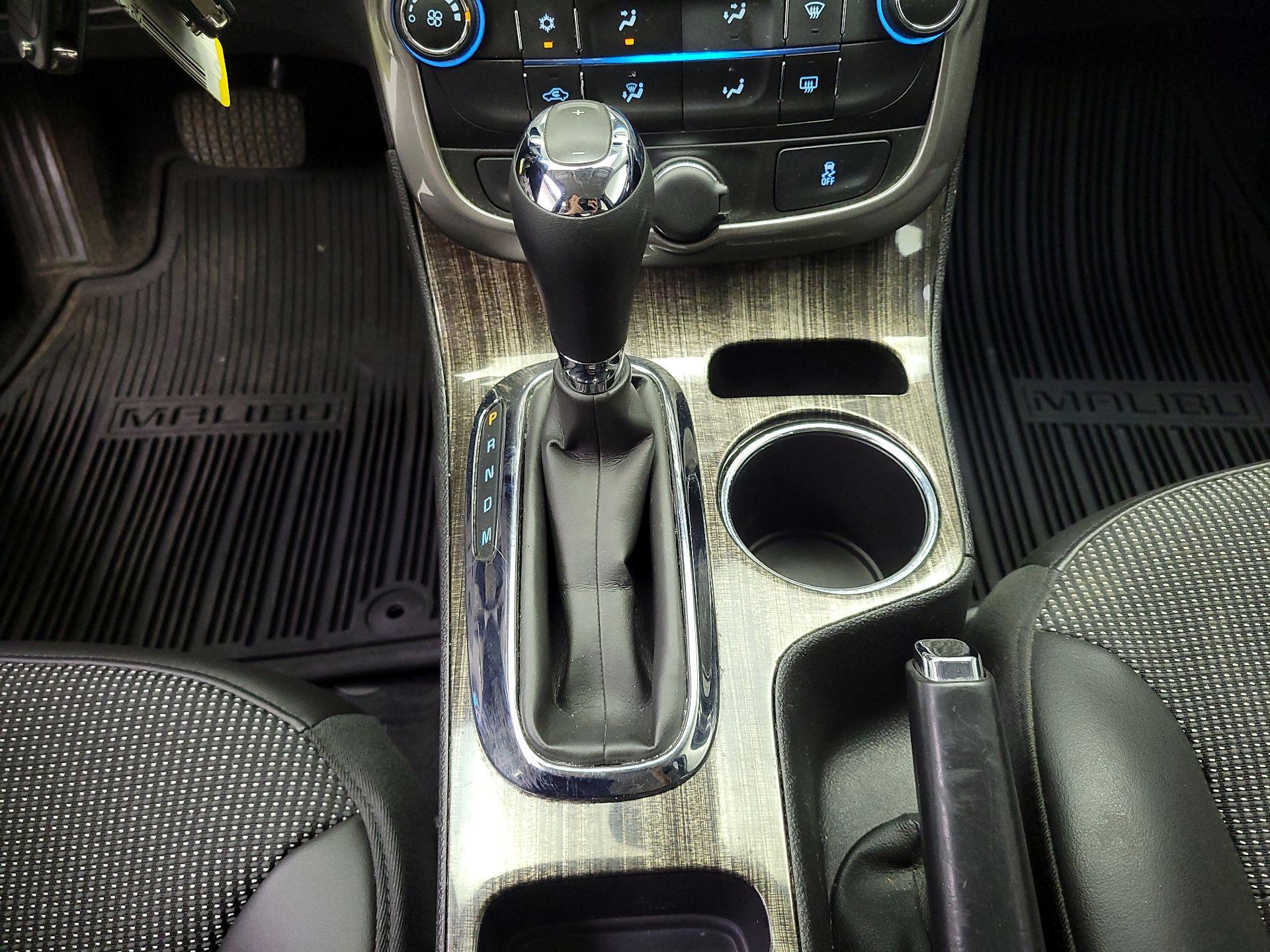 Thumbnail: 2015 Chevrolet Malibu - 17