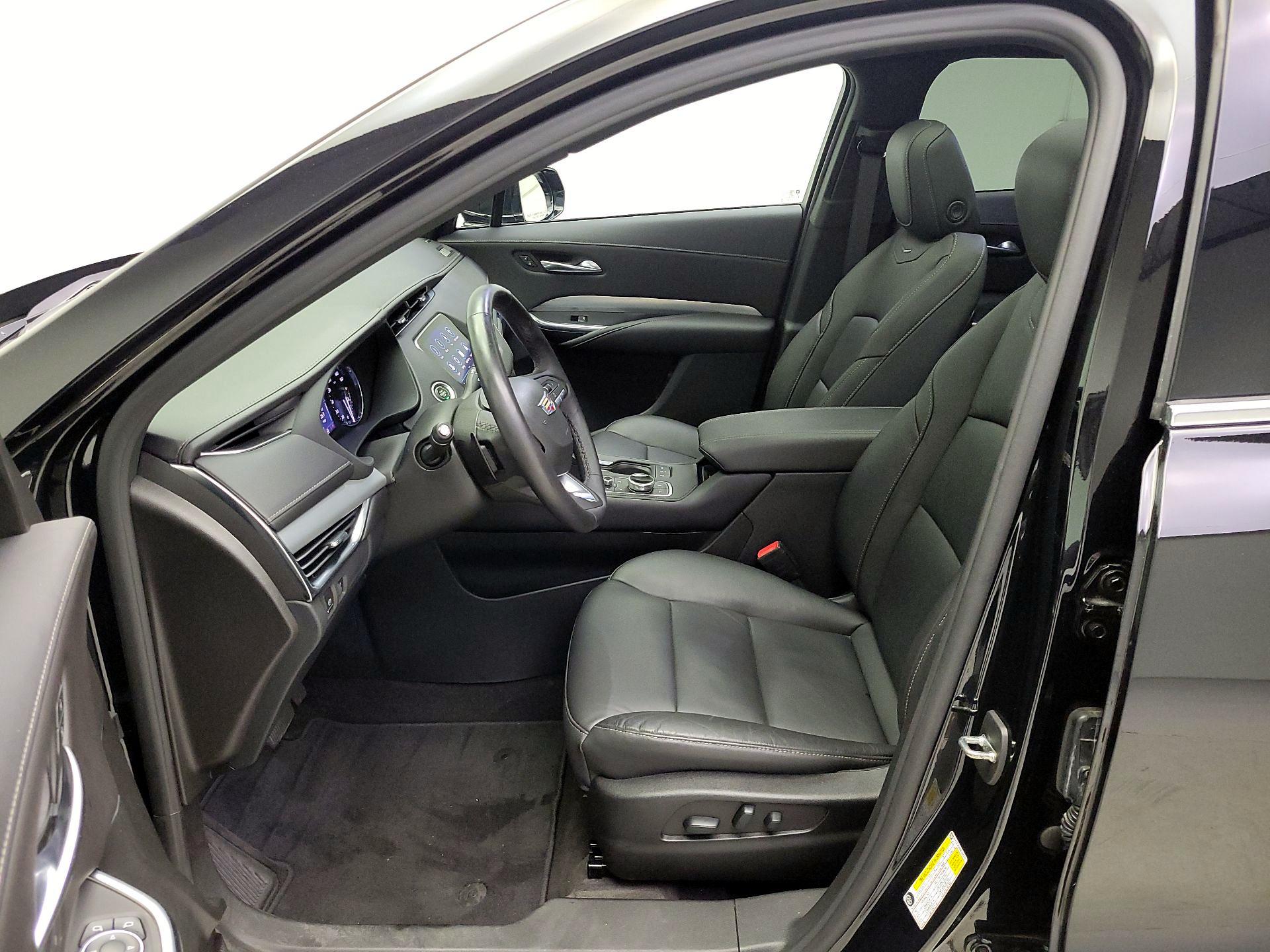 Thumbnail: 2022 Cadillac XT4 - 11