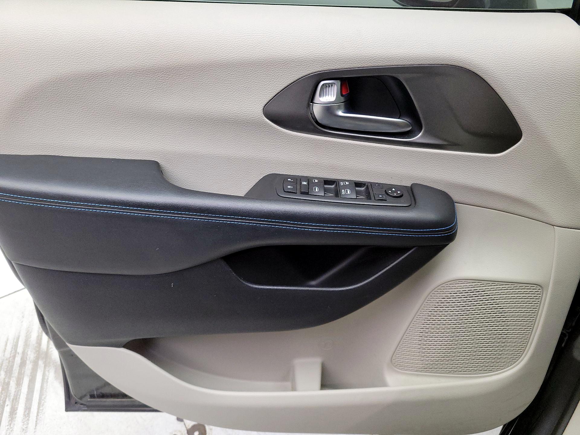 Thumbnail: 2021 Chrysler Pacifica - 12