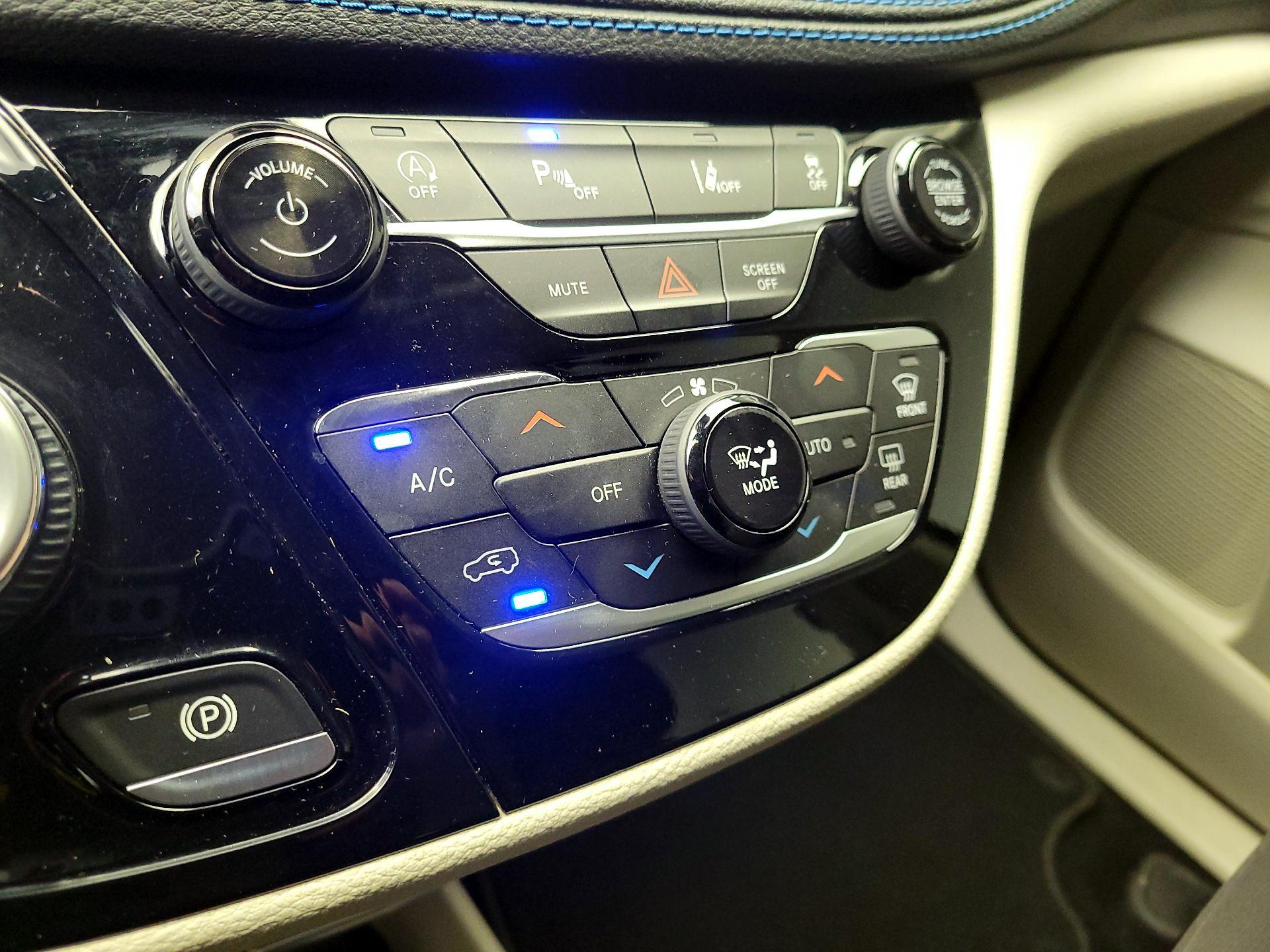 Thumbnail: 2021 Chrysler Pacifica - 16