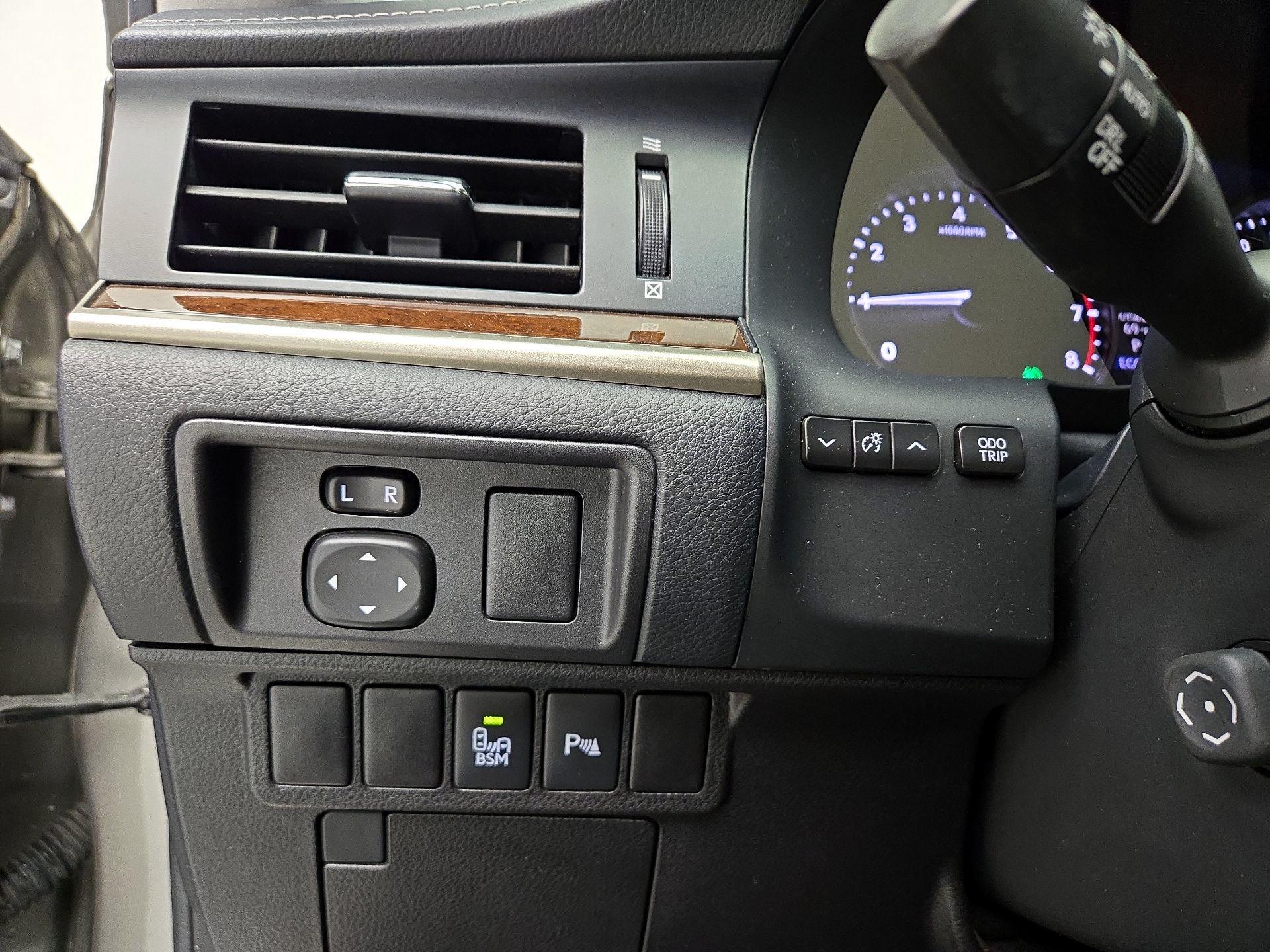Thumbnail: 2015 Lexus ES - 13