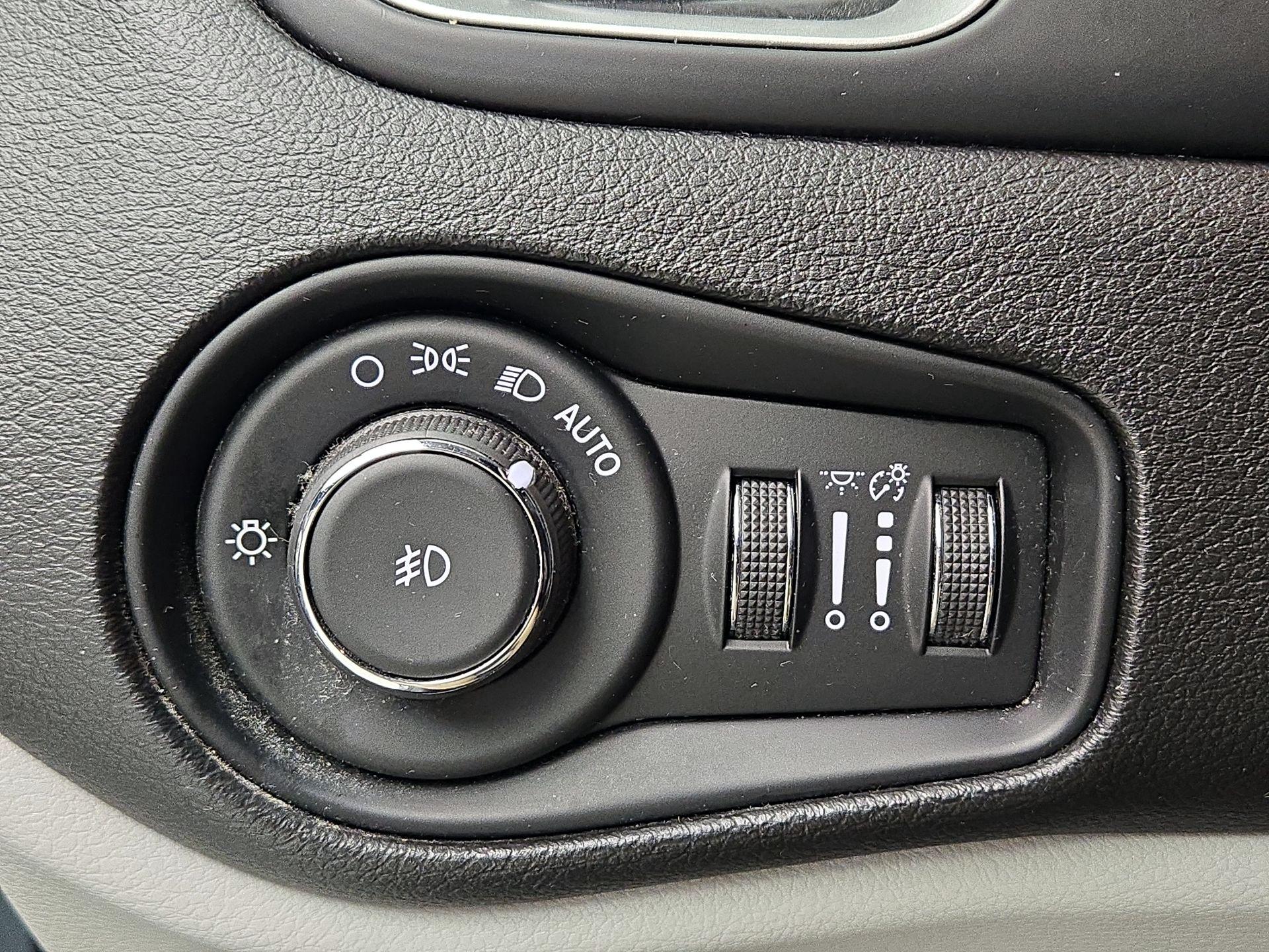Thumbnail: 2018 Jeep Renegade - 13