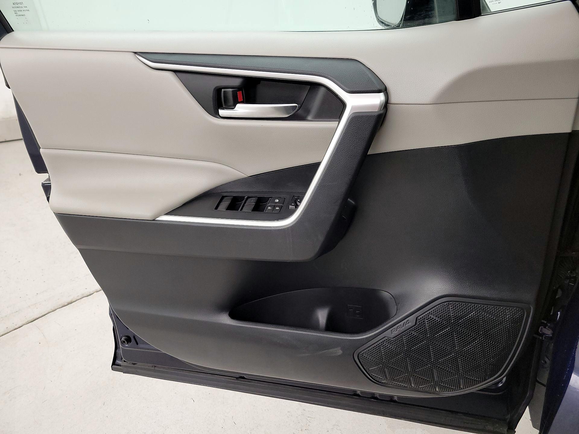 Thumbnail: 2019 Toyota RAV4 - 12