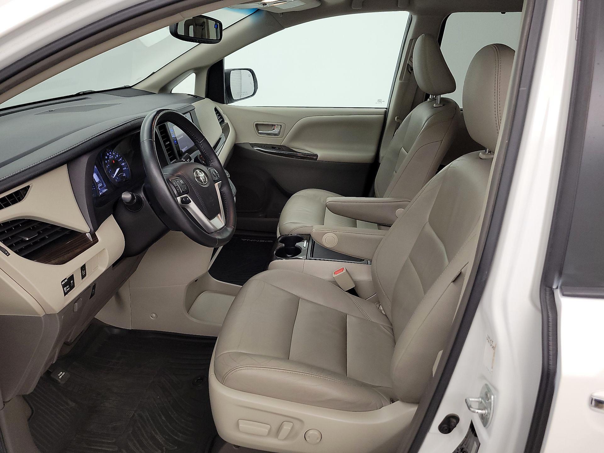 Thumbnail: 2017 Toyota Sienna - 11