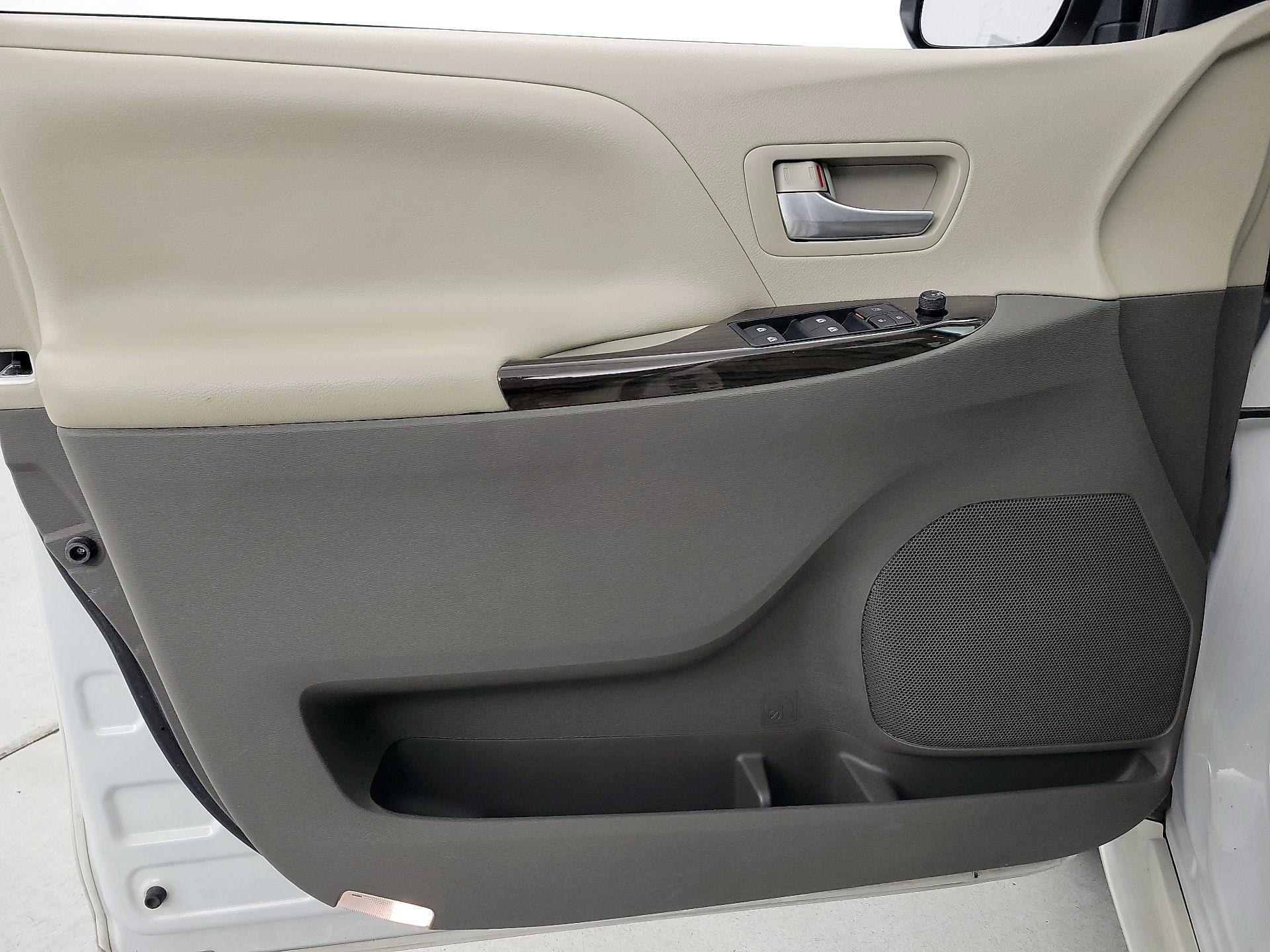 Thumbnail: 2017 Toyota Sienna - 12
