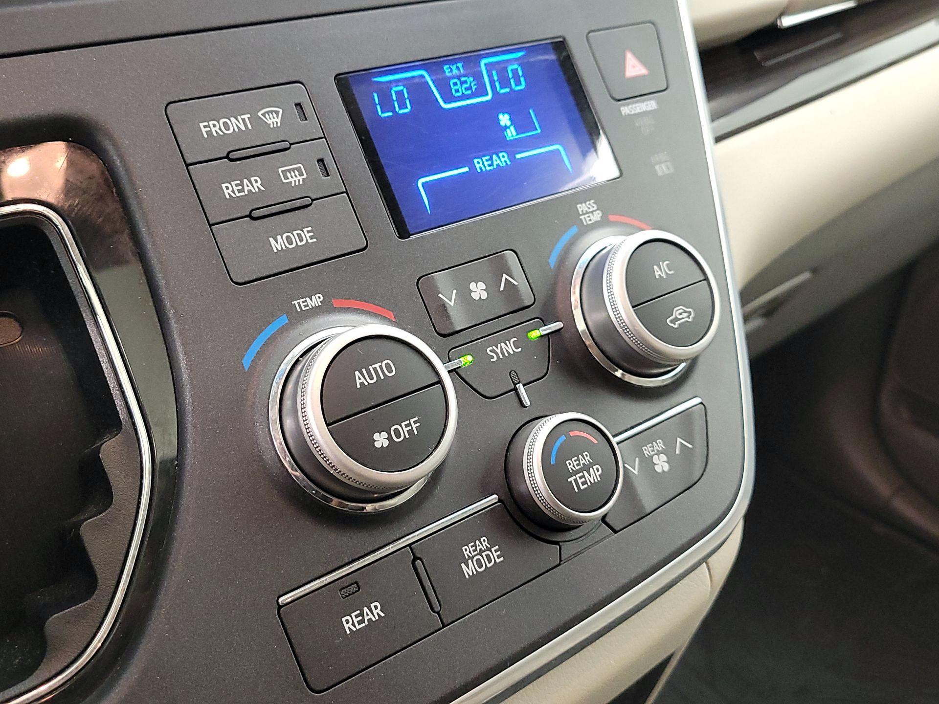 Thumbnail: 2017 Toyota Sienna - 16