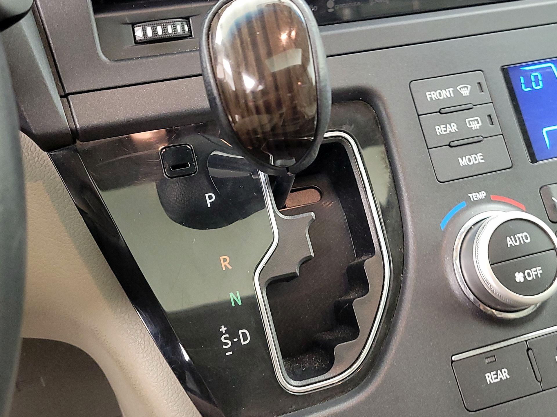 Thumbnail: 2017 Toyota Sienna - 17