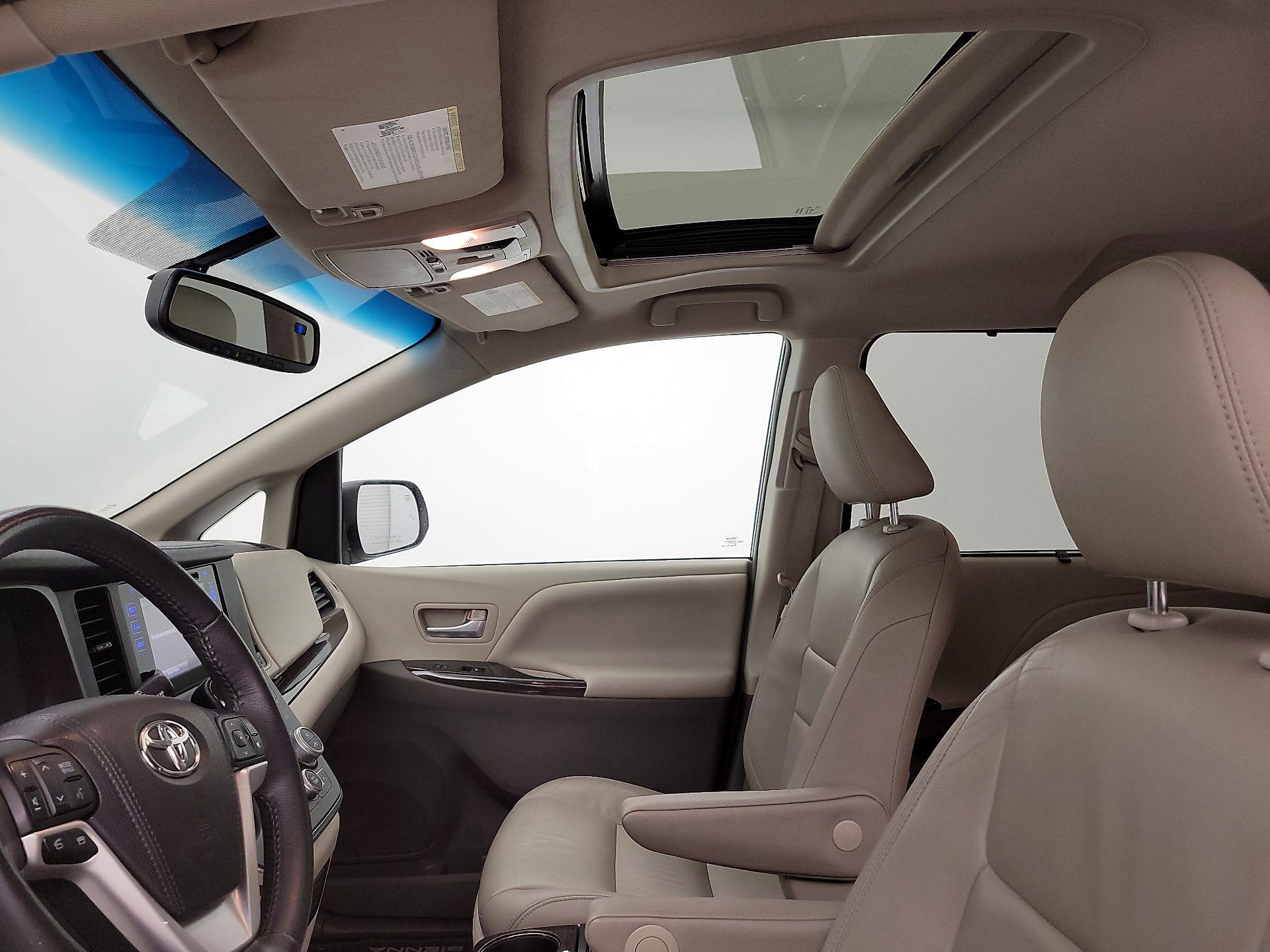 Thumbnail: 2017 Toyota Sienna - 19