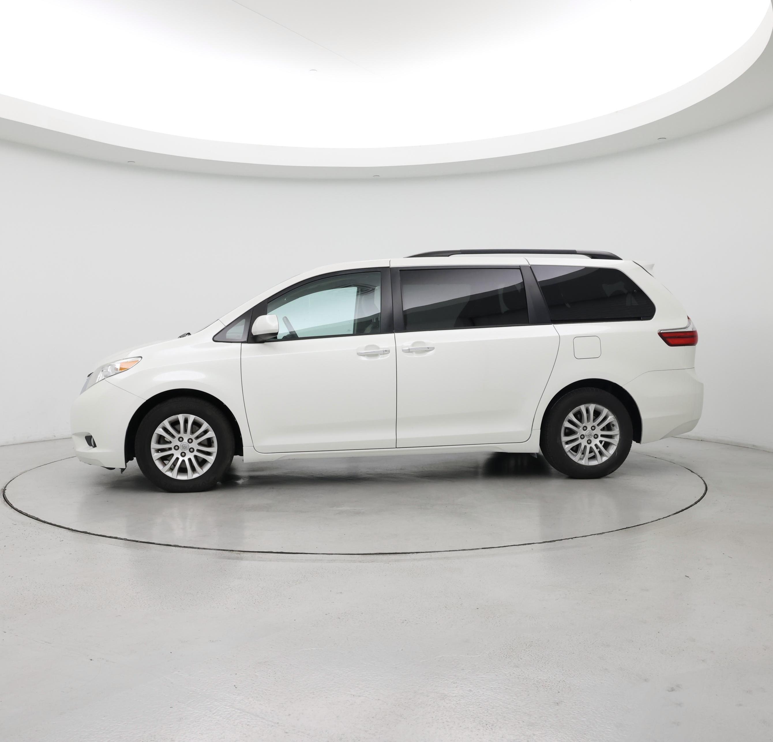 Thumbnail: 2017 Toyota Sienna - 3