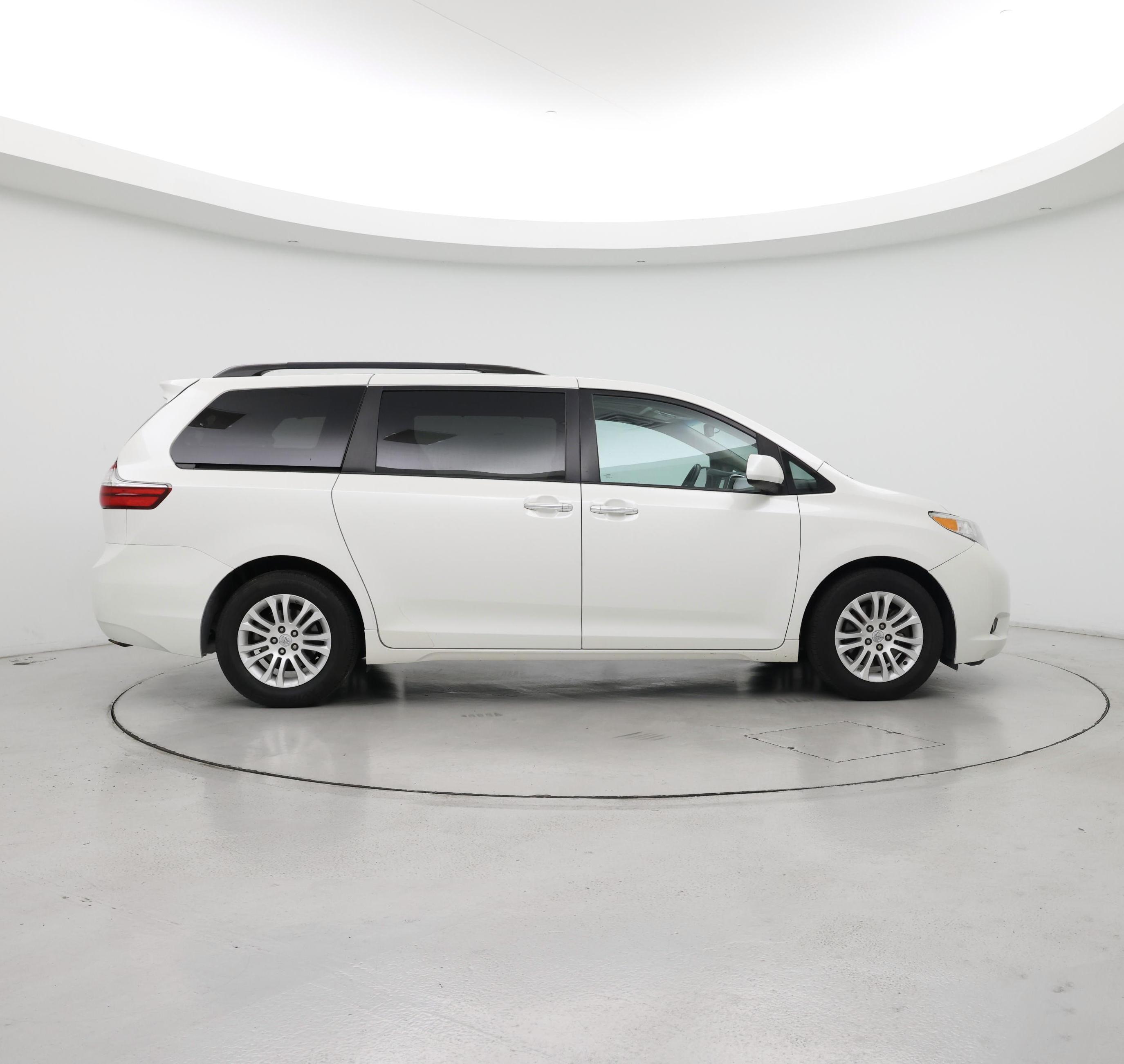 Thumbnail: 2017 Toyota Sienna - 7