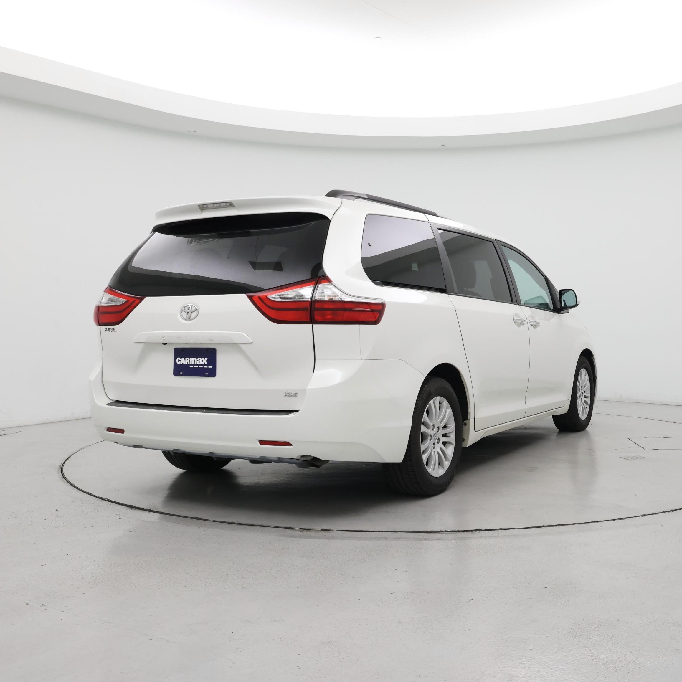 Thumbnail: 2017 Toyota Sienna - 8